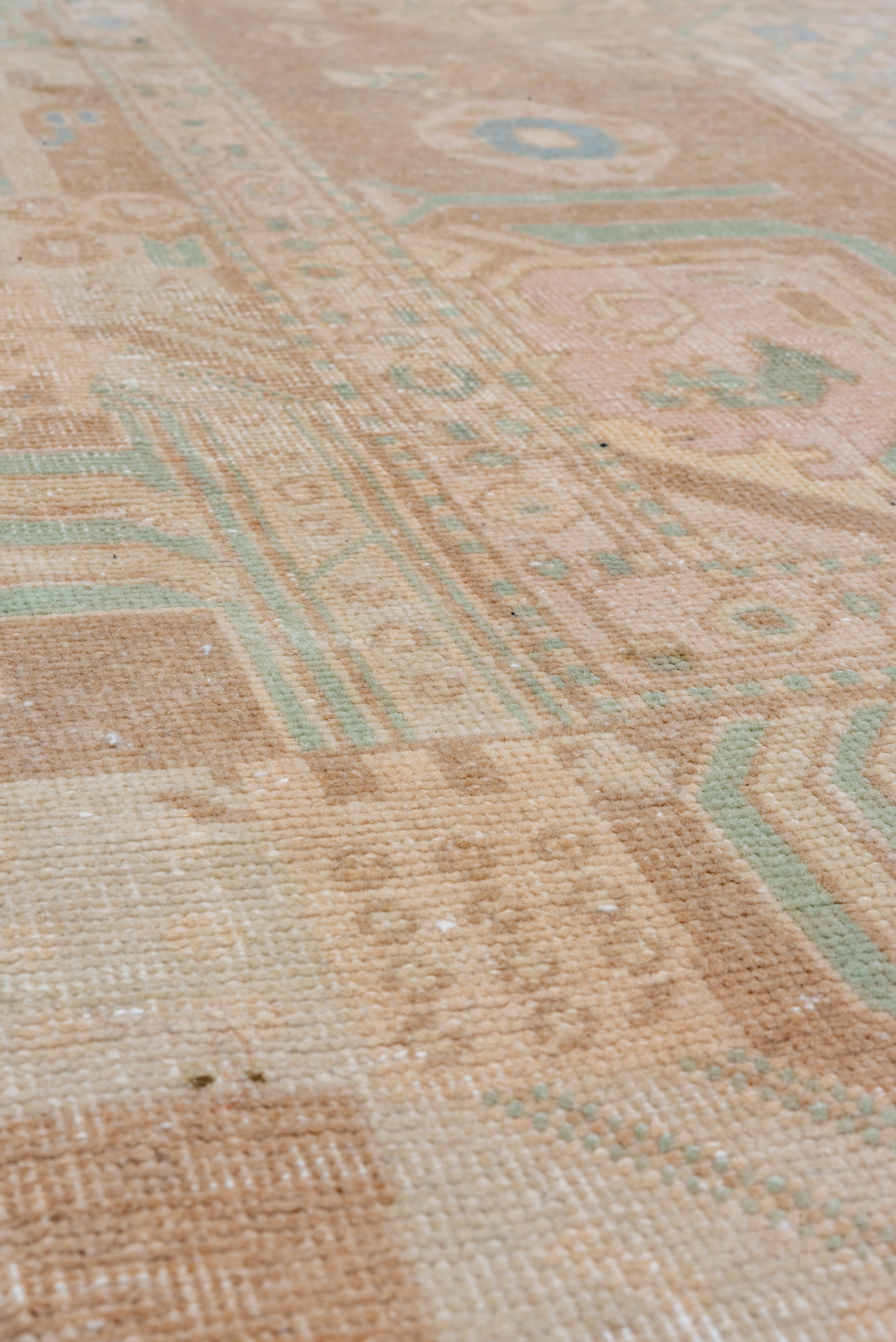 Questo Bidjar è caratterizzato da un medaglione tribale ammorbidito e reso in toni lavati di beige, rosa pallido e azzurro. La leggera abrasione conferisce alla composizione un'atmosfera luminosa ed eterea, mentre gli angoli stilizzati aggiungono un