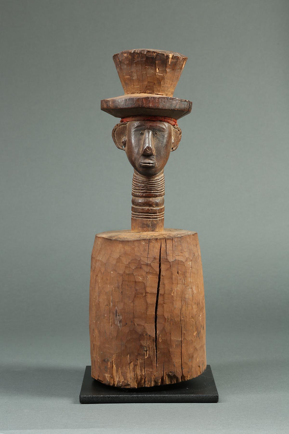 Bidjogo Tribal Altar sulpture with Head, 17