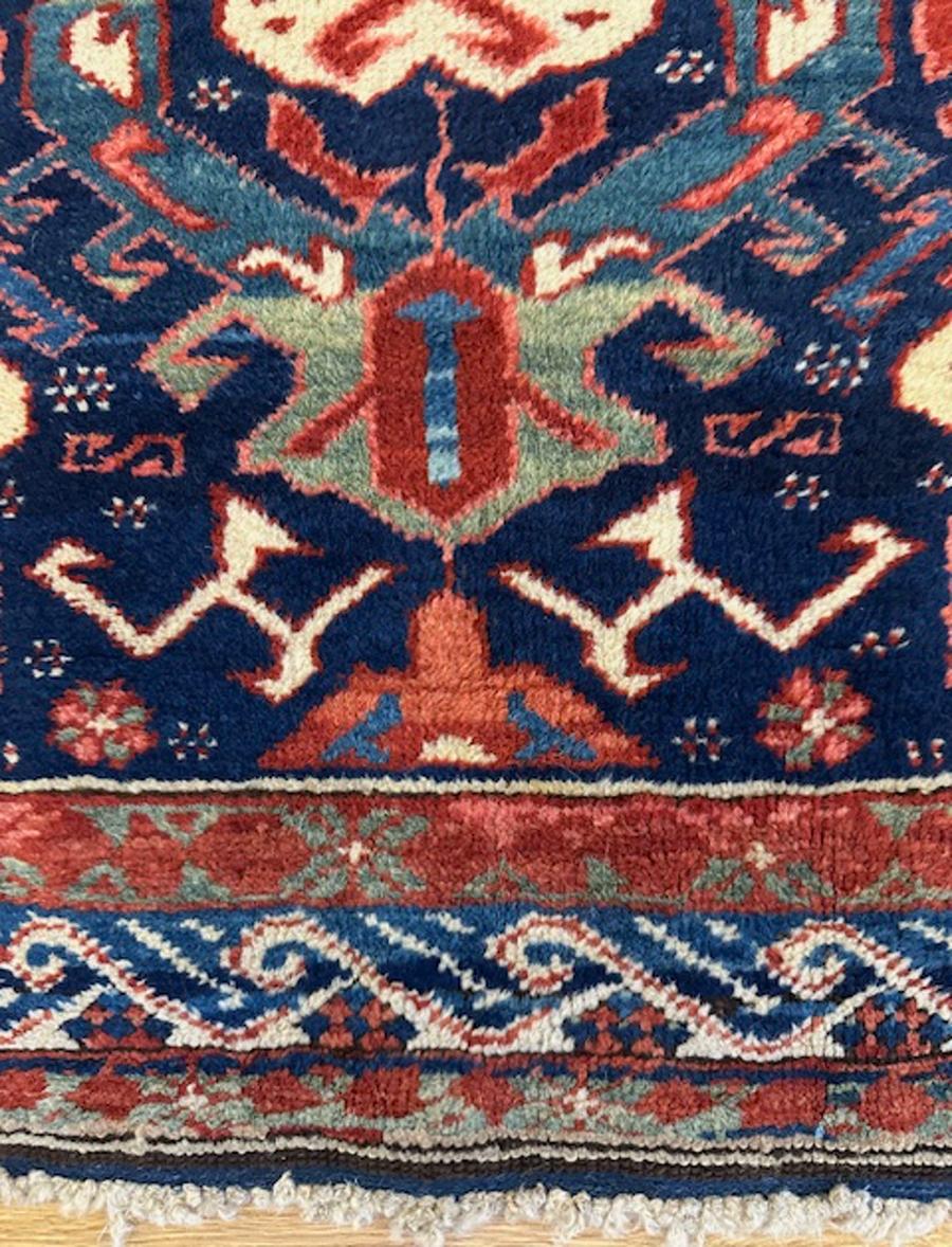 Bidjow-Teppich aus dem Bezirk Kuba, östlicher Kaukasus, Westküste des Kaspischen Meeres

Alter: ca. 1870

Größe: 5′.2″x3′.4″ (157×102 cm)

Dieser sehr attraktive ostkaukasische Streuteppich zeigt ein aufsteigendes Muster aus Palmetten, verschiedenen