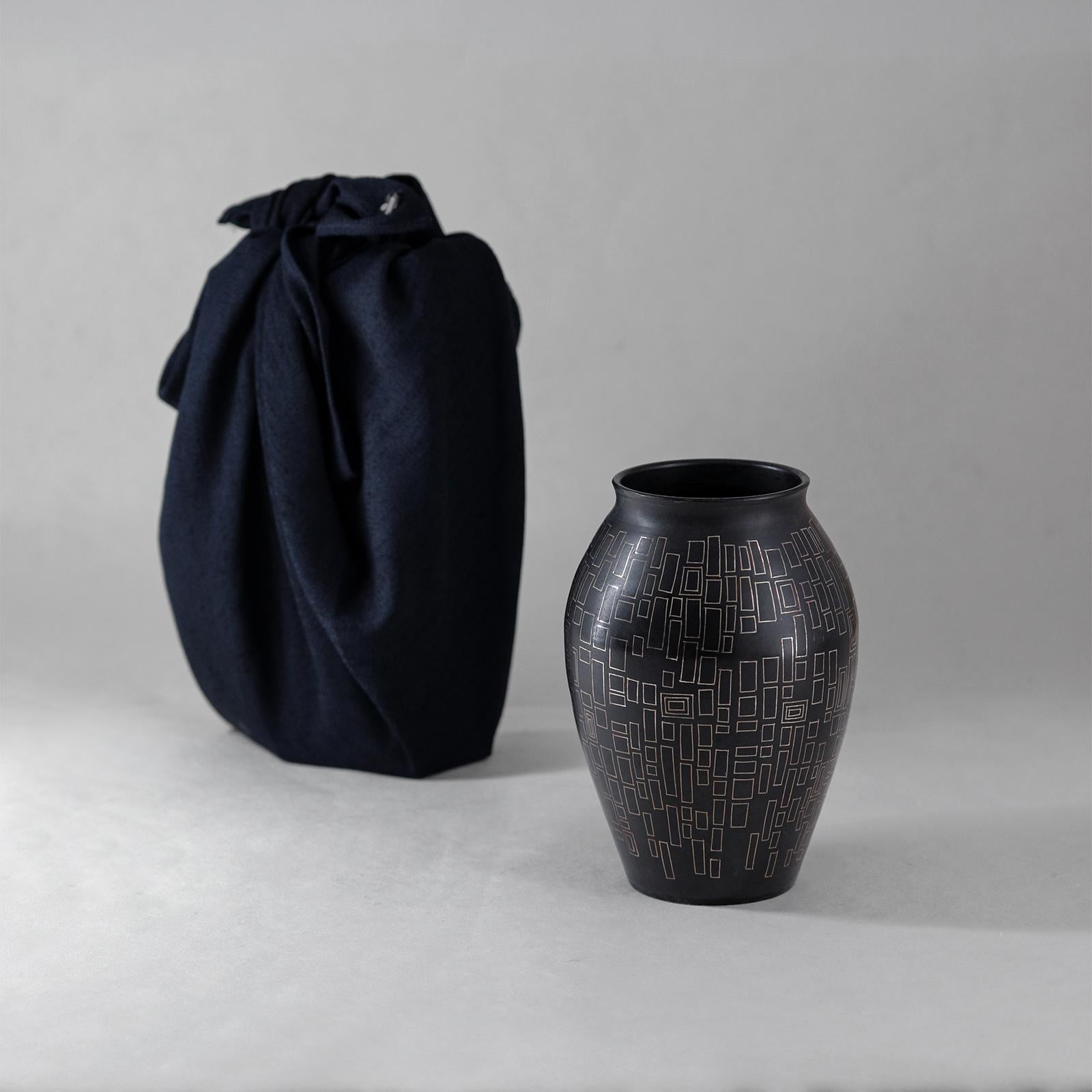 Traditionelle indische handgefertigte Bidri-Vase aus Sidonguss (Gegossen) im Angebot