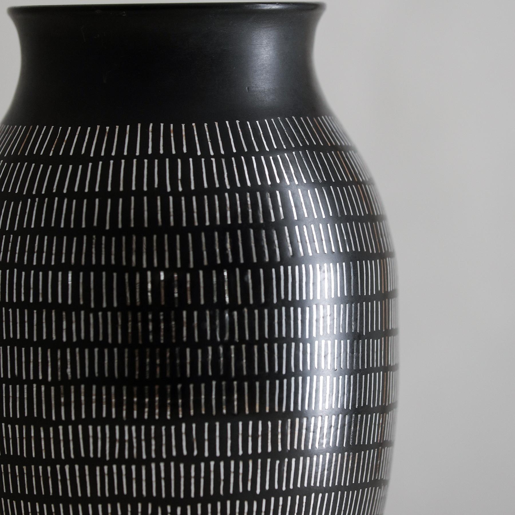 Traditionelle indische handgefertigte Bidri-Vase aus Tangierguss (Thailändisch) im Angebot