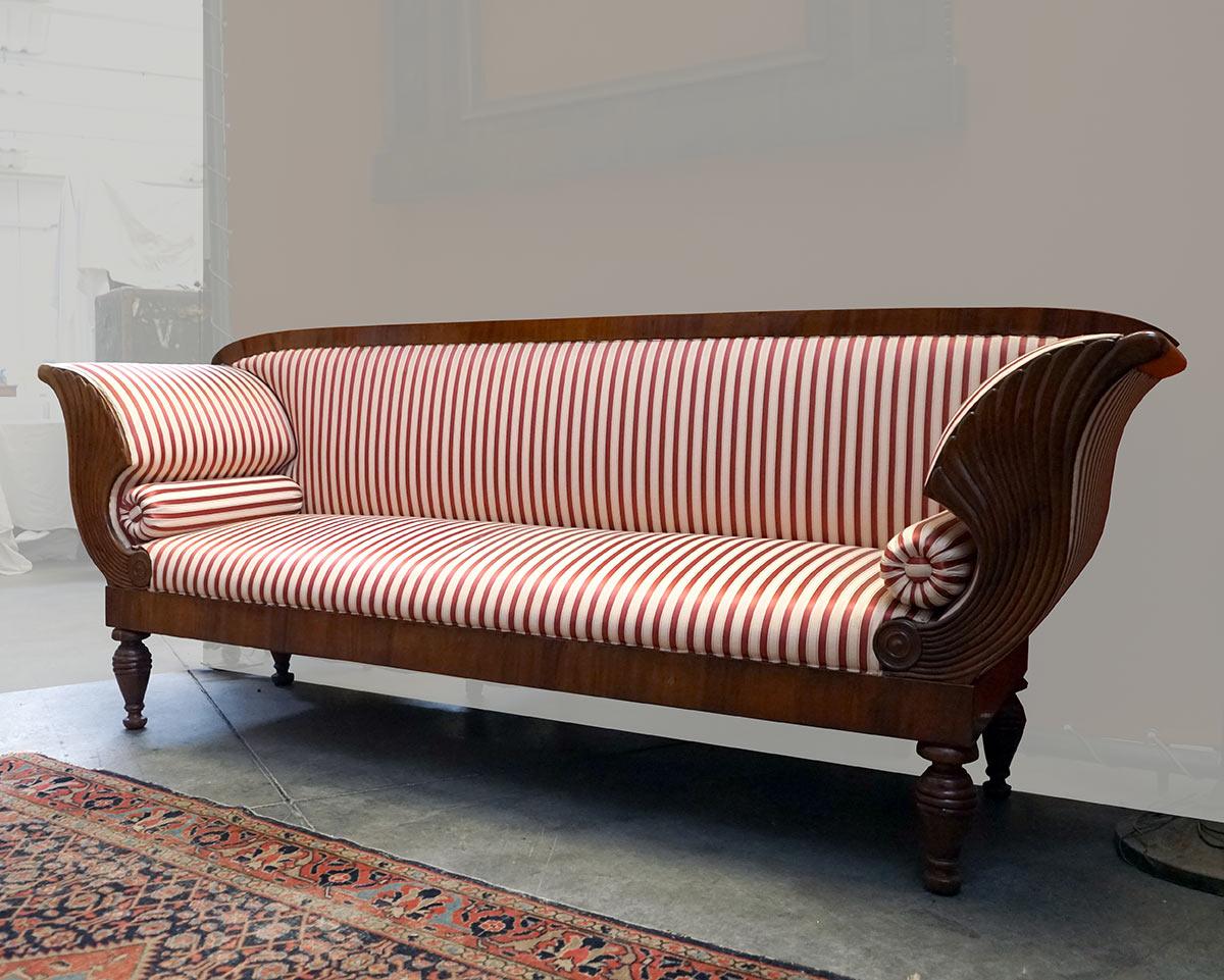 Biedermaier style sofa in walnut folder with onion legs turned round, characterized by decorative elements with stylized and carved palmettes that are a counterpoint to a sinuous and elegant structure. 

Biedermeier style (1815-1848). The