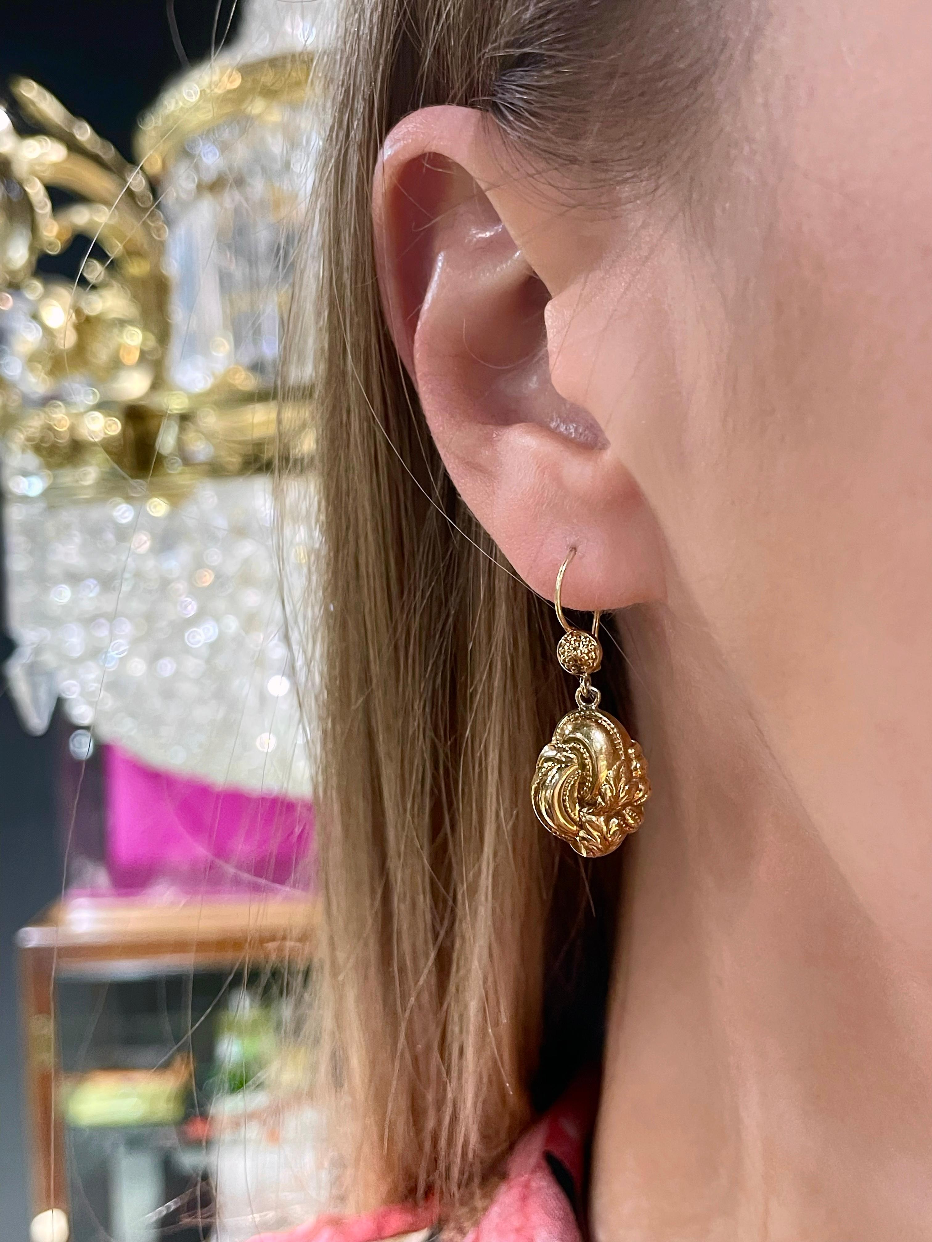 Il s'agit d'une ravissante paire de boucles d'oreilles pendantes à motif floral de la période Biedermeier. Il est réalisé en or 14K. 

Fermeture sûre. 
Signé 
