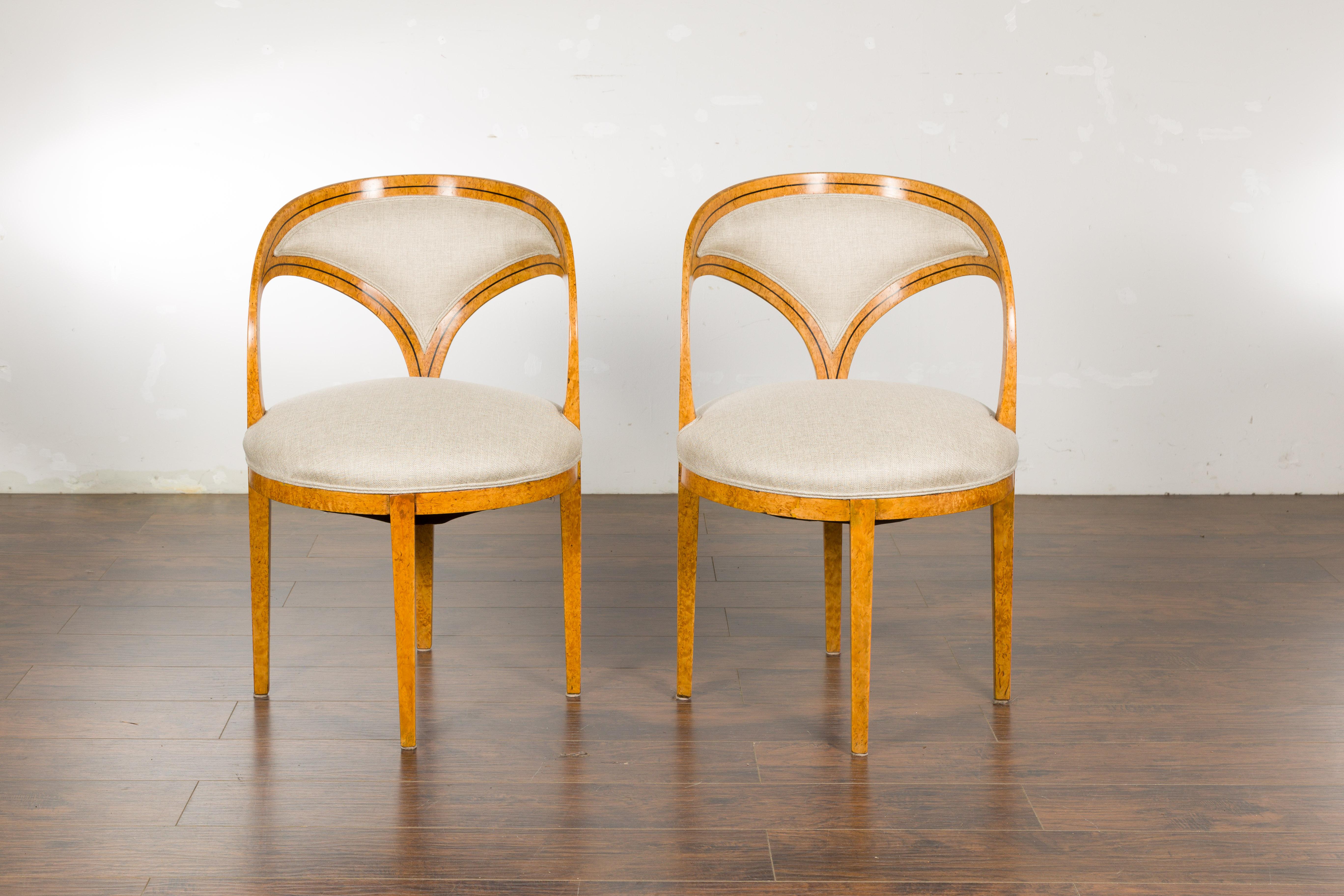 Biedermeier-Stühle des 19. Jahrhunderts mit ebonisierten Akzenten und neuer Polsterung, ein Paar (Österreichisch) im Angebot