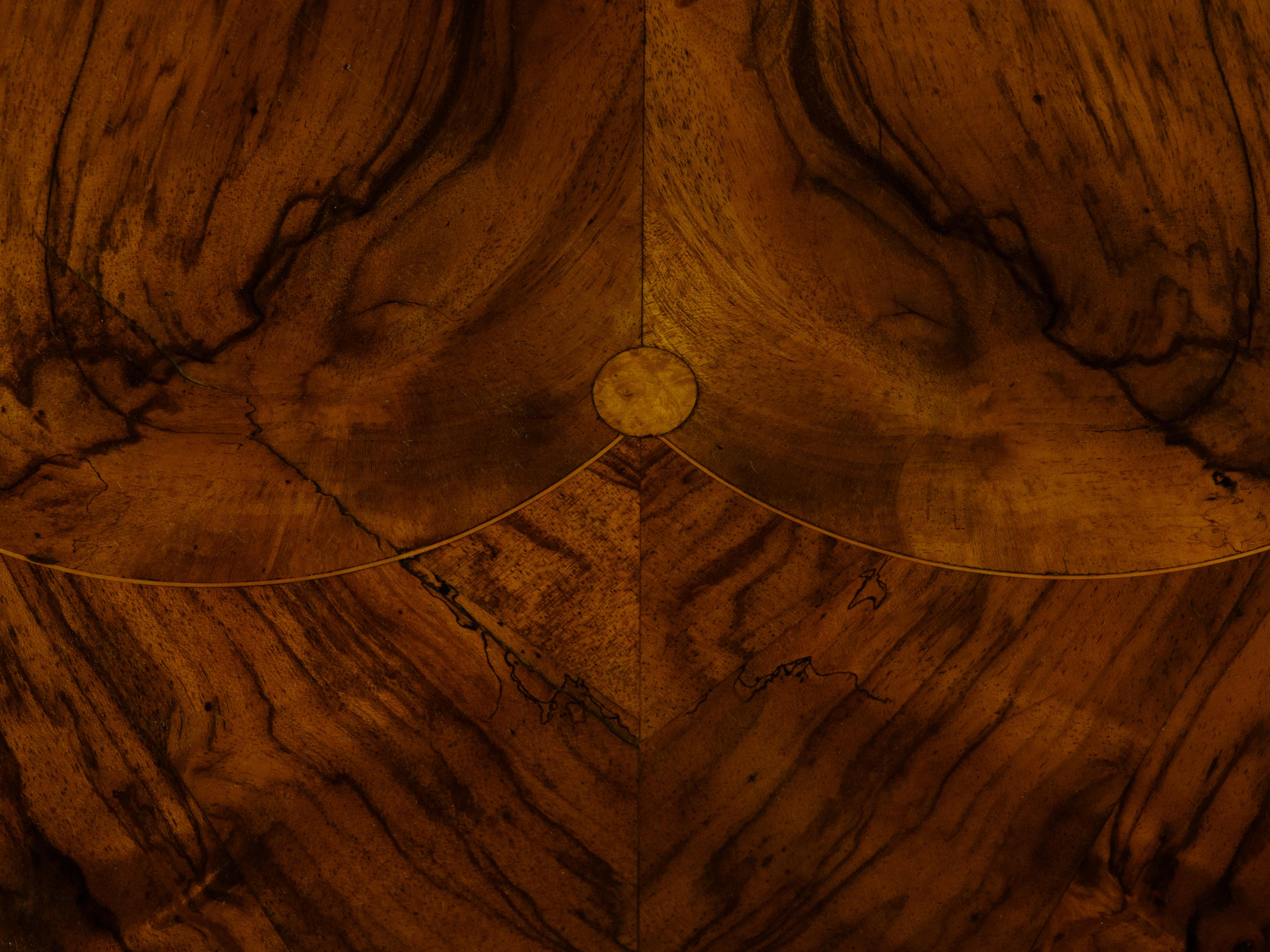Biedermeier-Sockeltisch aus geflammtem Nussbaumholz mit strahlendem Motiv aus dem 19. Jahrhundert im Zustand „Gut“ im Angebot in Atlanta, GA