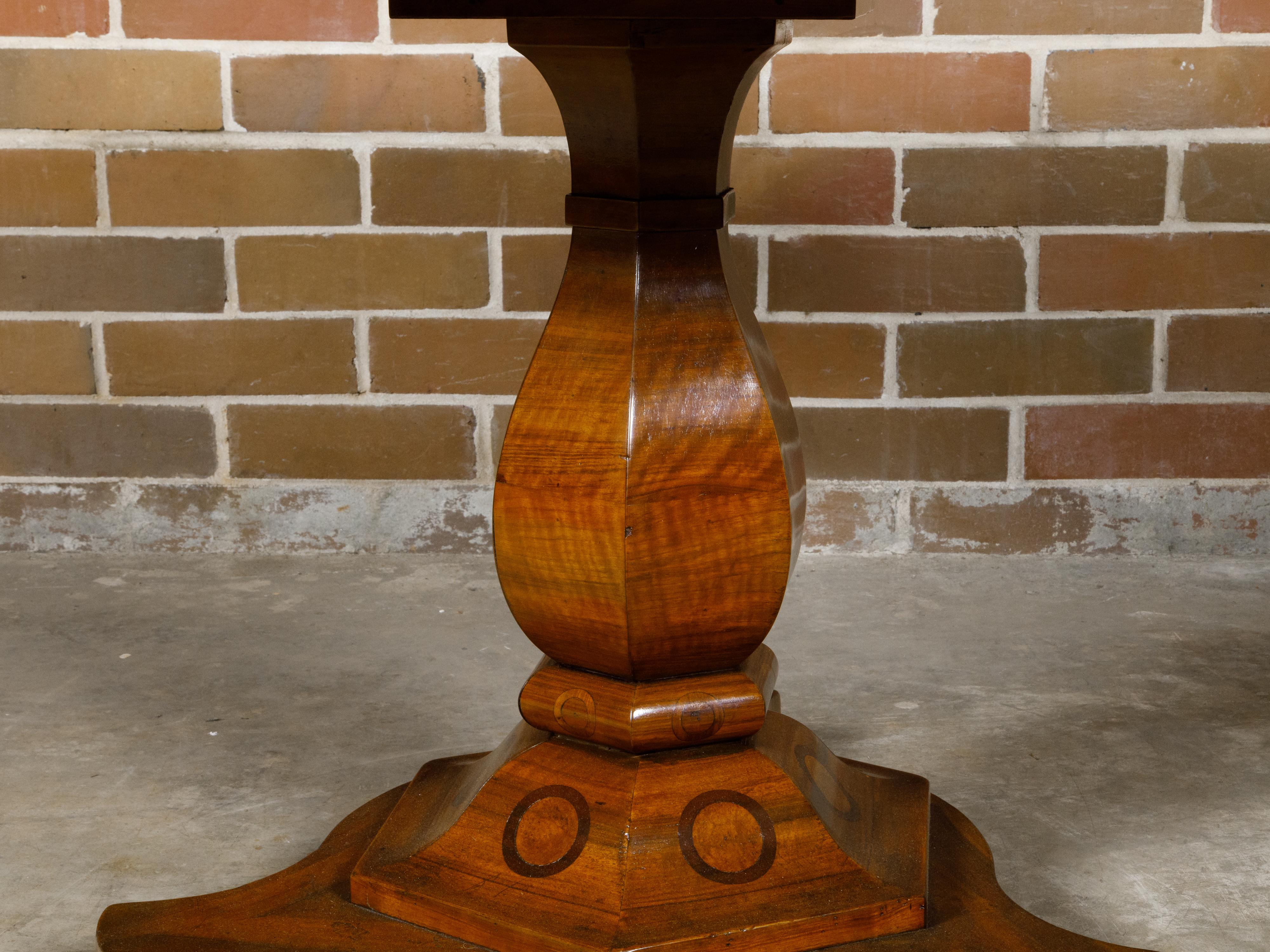 Biedermeier-Sockeltisch aus geflammtem Nussbaumholz mit strahlendem Motiv aus dem 19. Jahrhundert im Angebot 1