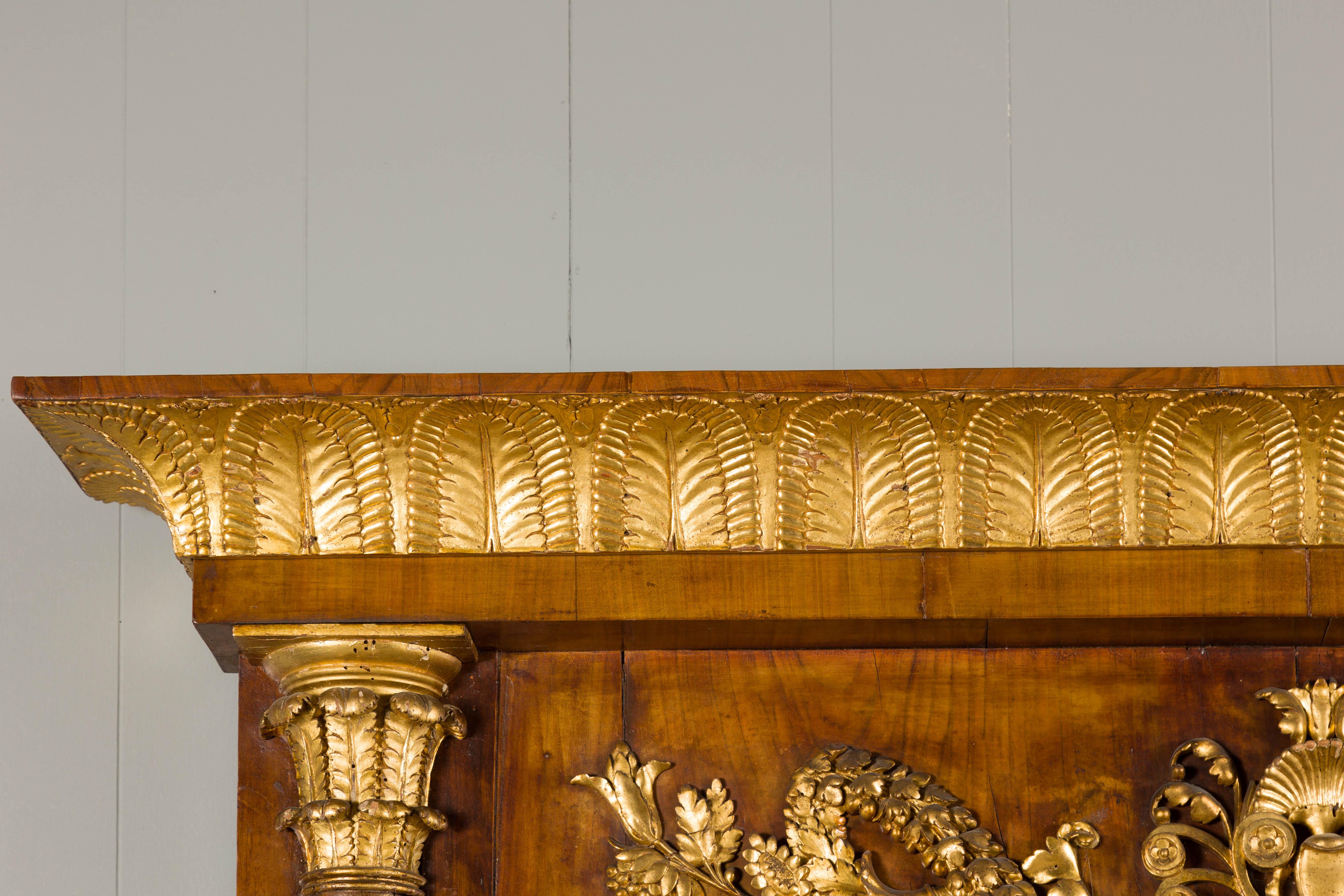 Biedermeier 19. Jahrhundert Hoher Nussbaumspiegel mit geschnitzten Blattwerkmotiven aus Giltwood im Angebot 4
