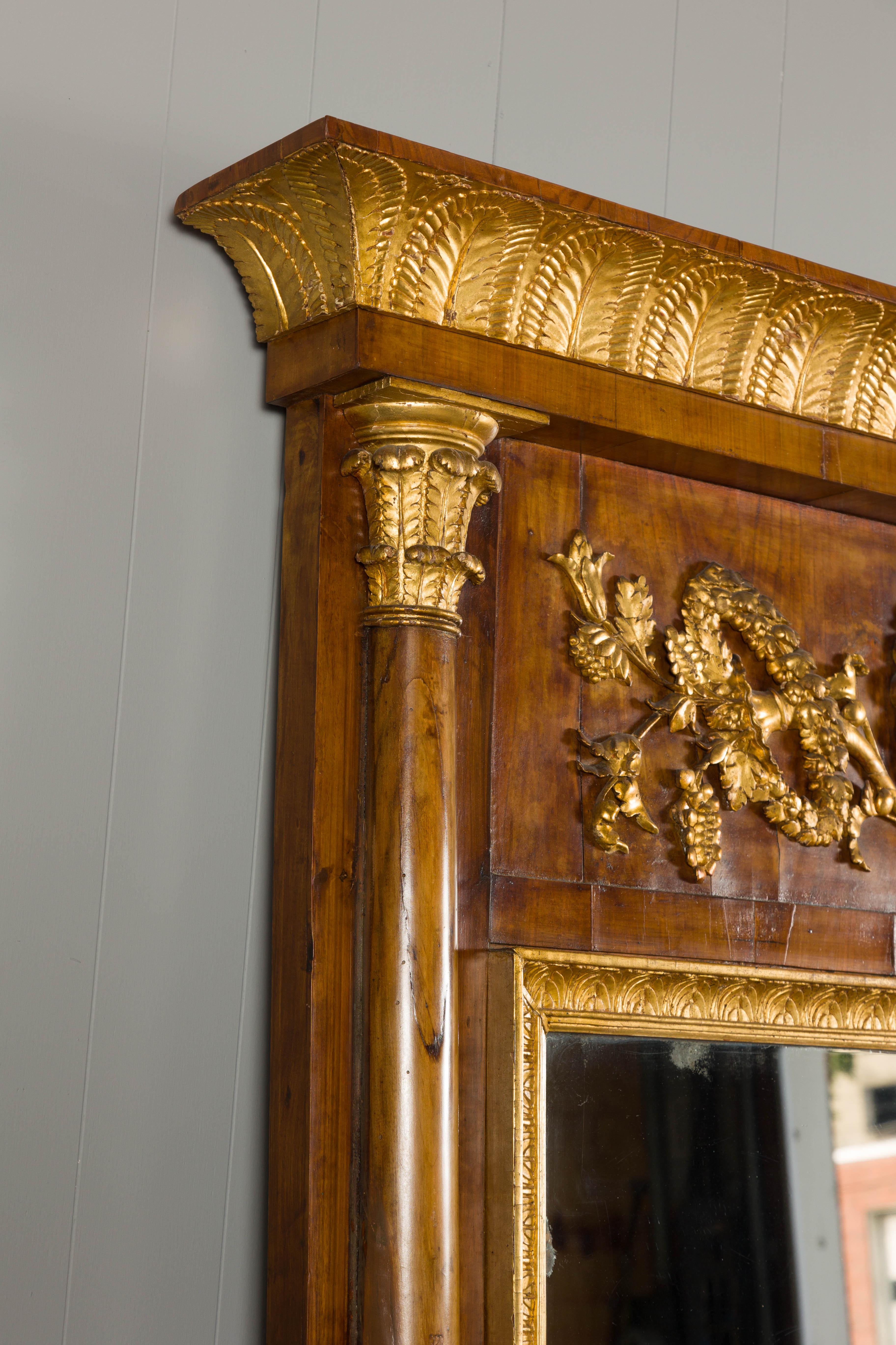 Biedermeier 19ème siècle Grand miroir en noyer avec motifs de feuillage en bois sculpté et doré en vente 4