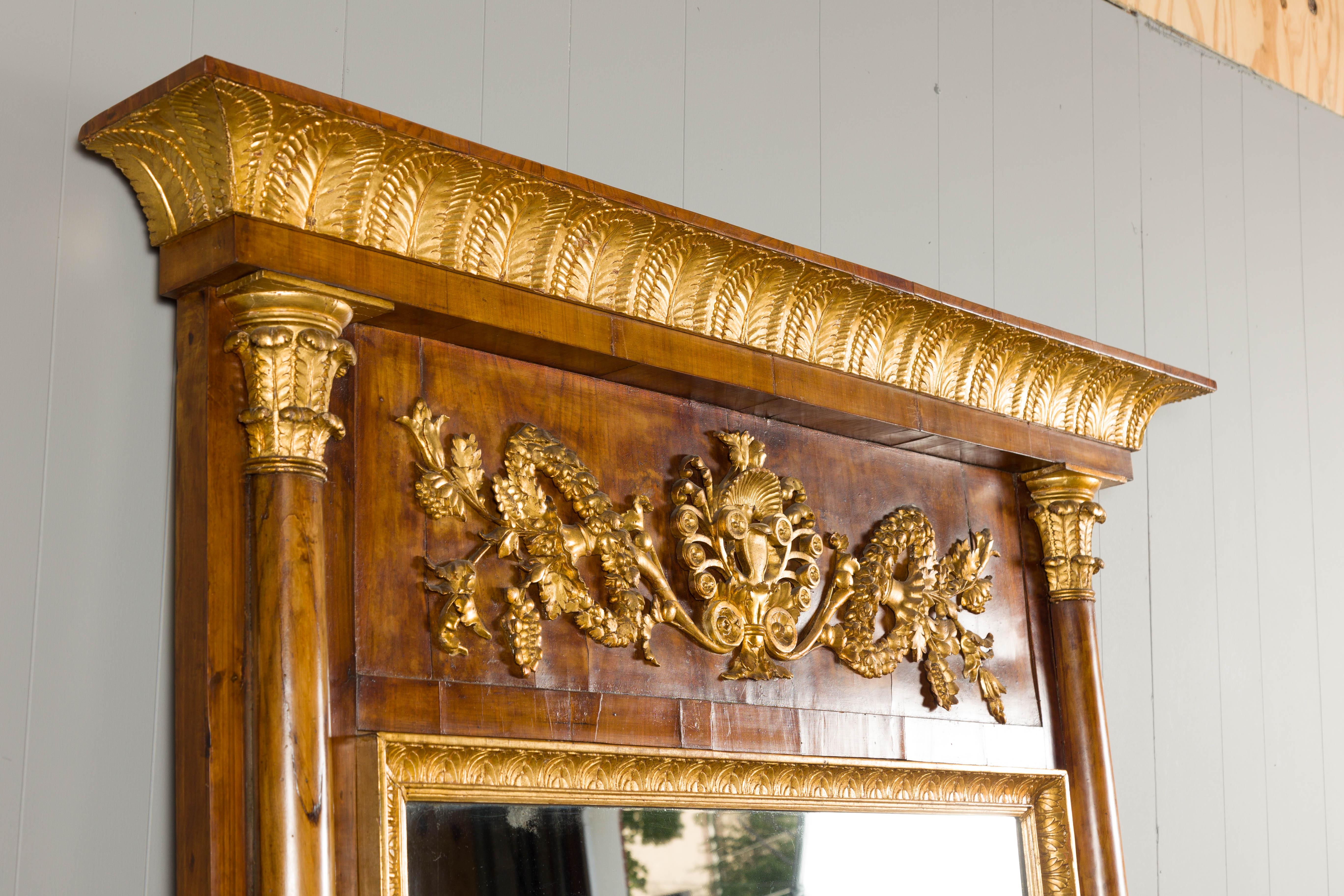 Biedermeier 19ème siècle Grand miroir en noyer avec motifs de feuillage en bois sculpté et doré en vente 5