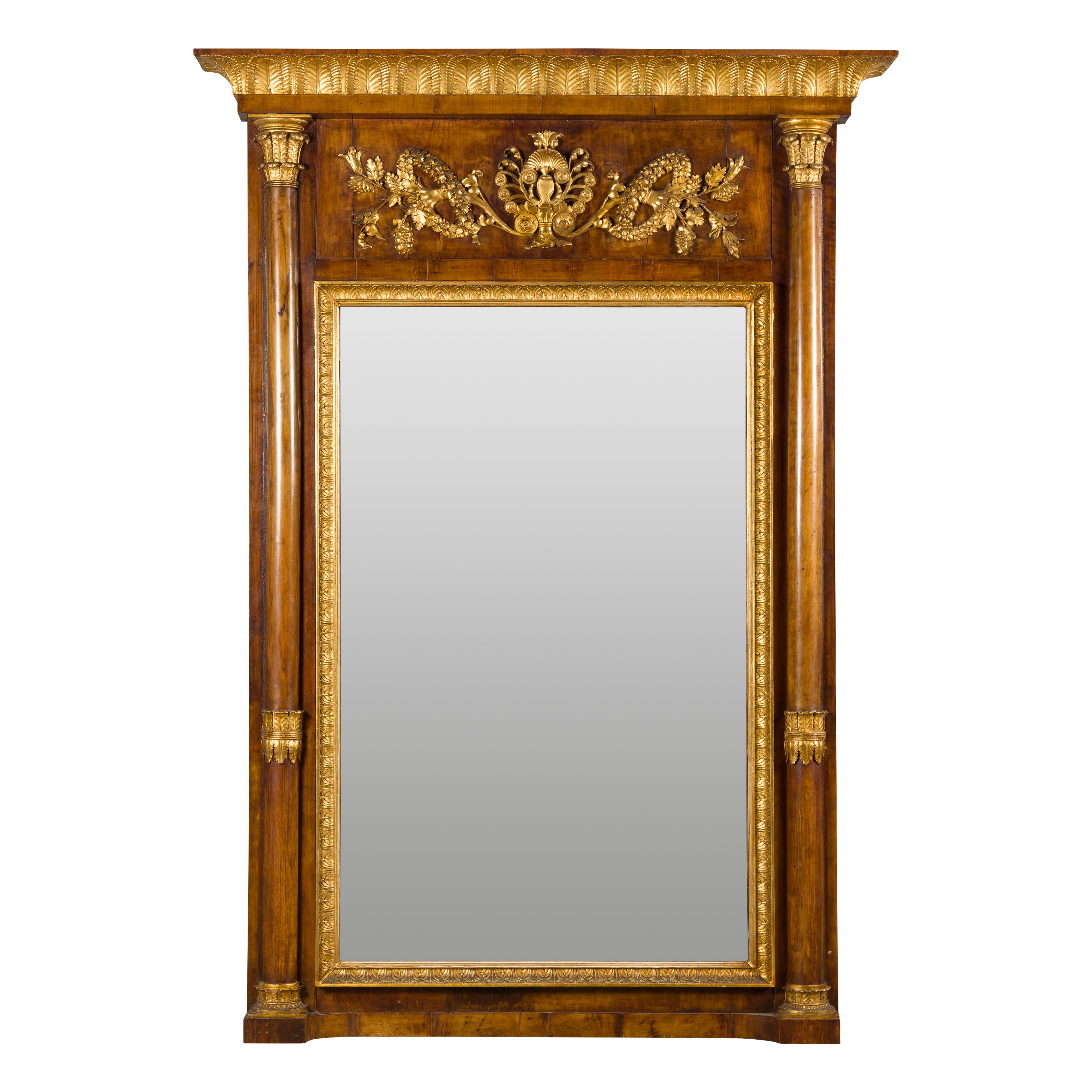 Biedermeier 19ème siècle Grand miroir en noyer avec motifs de feuillage en bois sculpté et doré en vente 9
