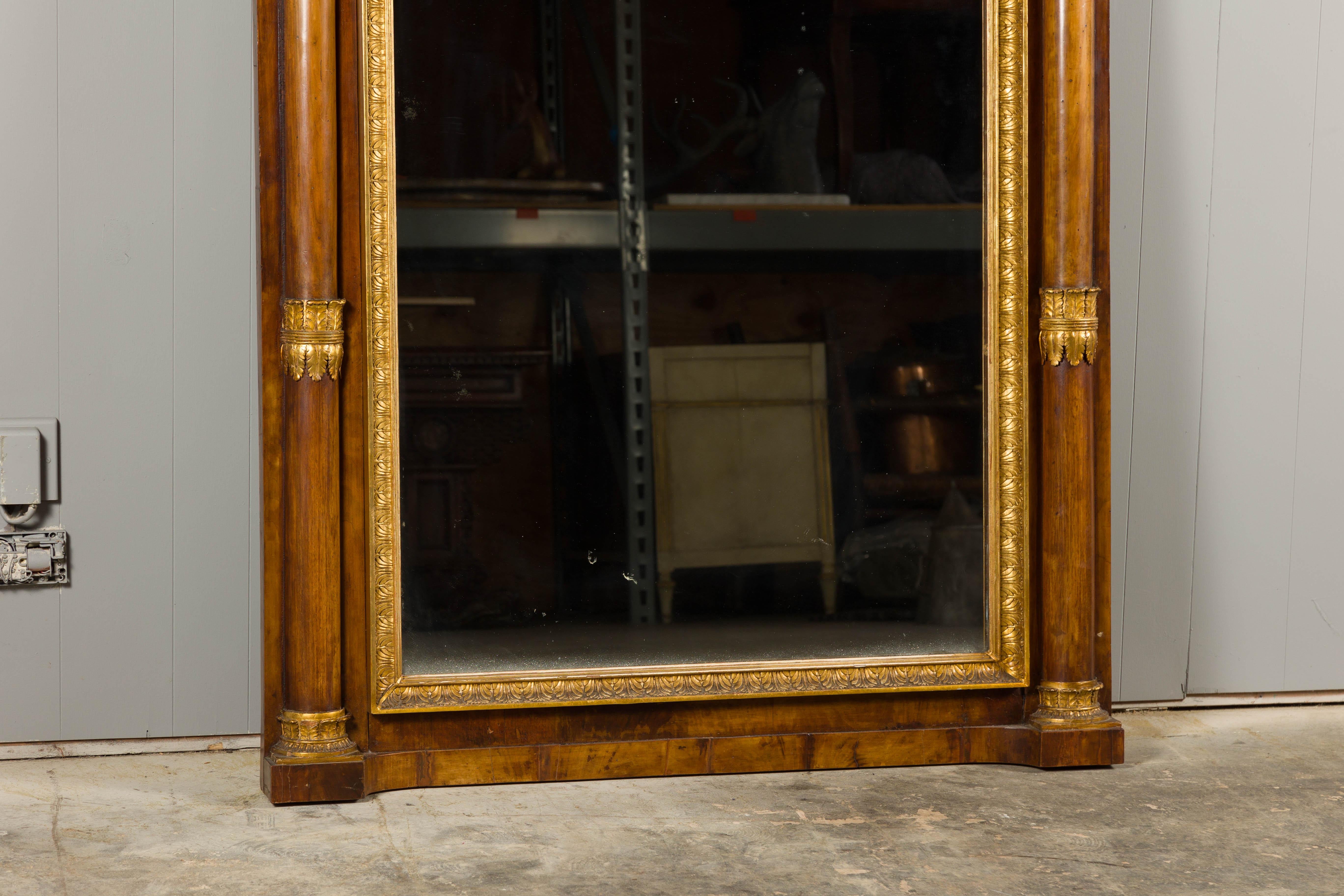 Autrichien Biedermeier 19ème siècle Grand miroir en noyer avec motifs de feuillage en bois sculpté et doré en vente