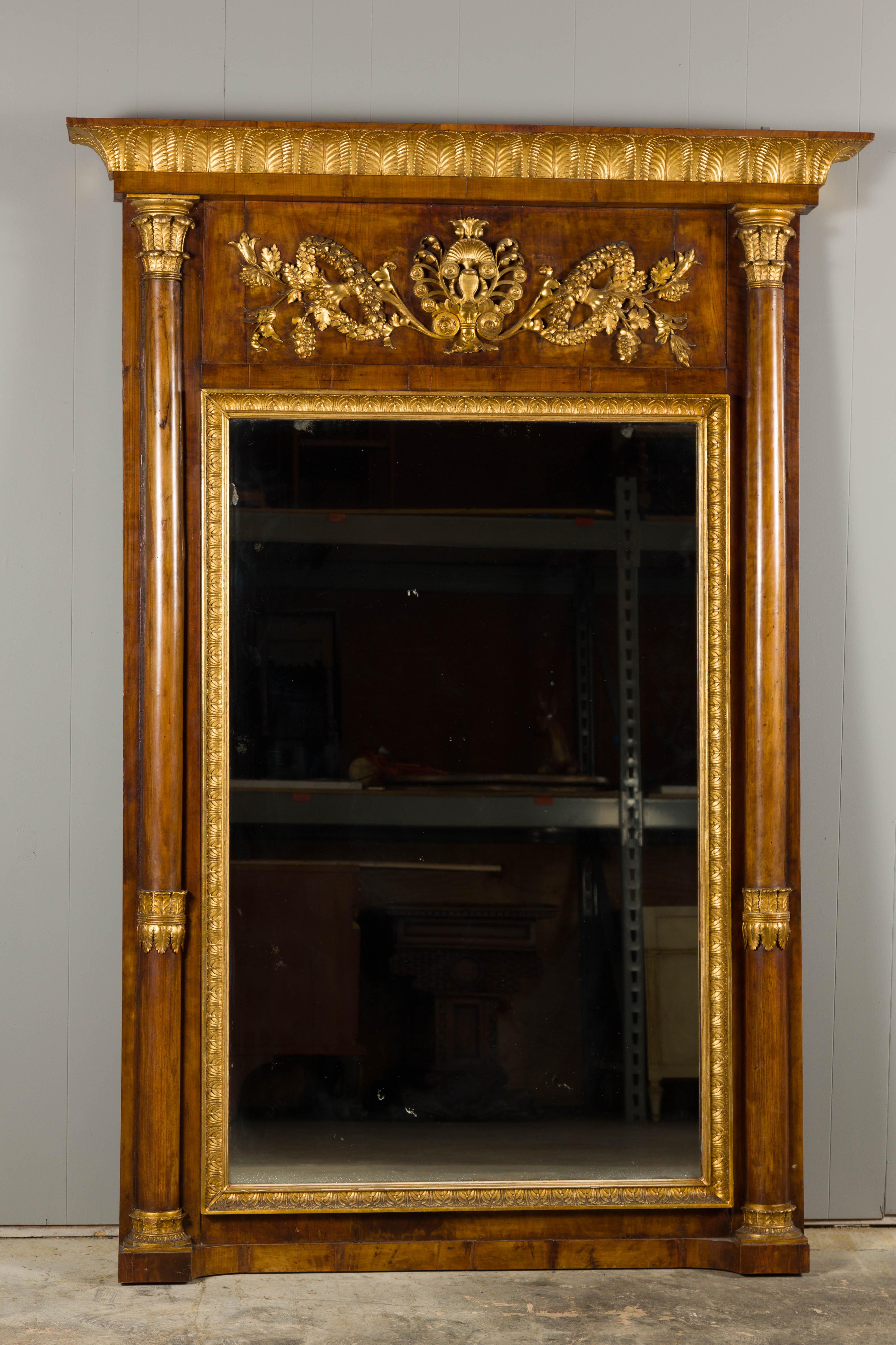 Biedermeier 19. Jahrhundert Hoher Nussbaumspiegel mit geschnitzten Blattwerkmotiven aus Giltwood (Geschnitzt) im Angebot