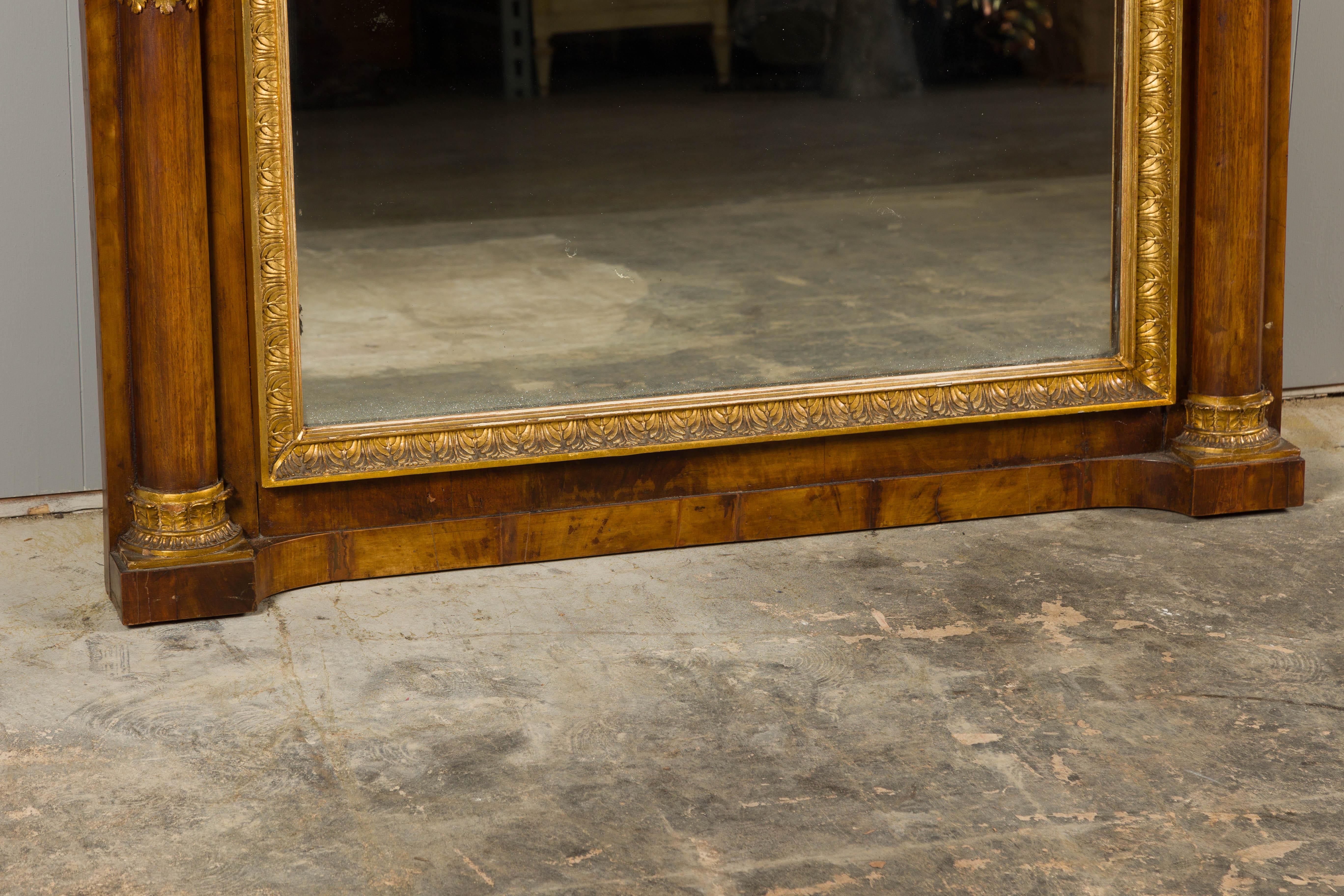 XIXe siècle Biedermeier 19ème siècle Grand miroir en noyer avec motifs de feuillage en bois sculpté et doré en vente
