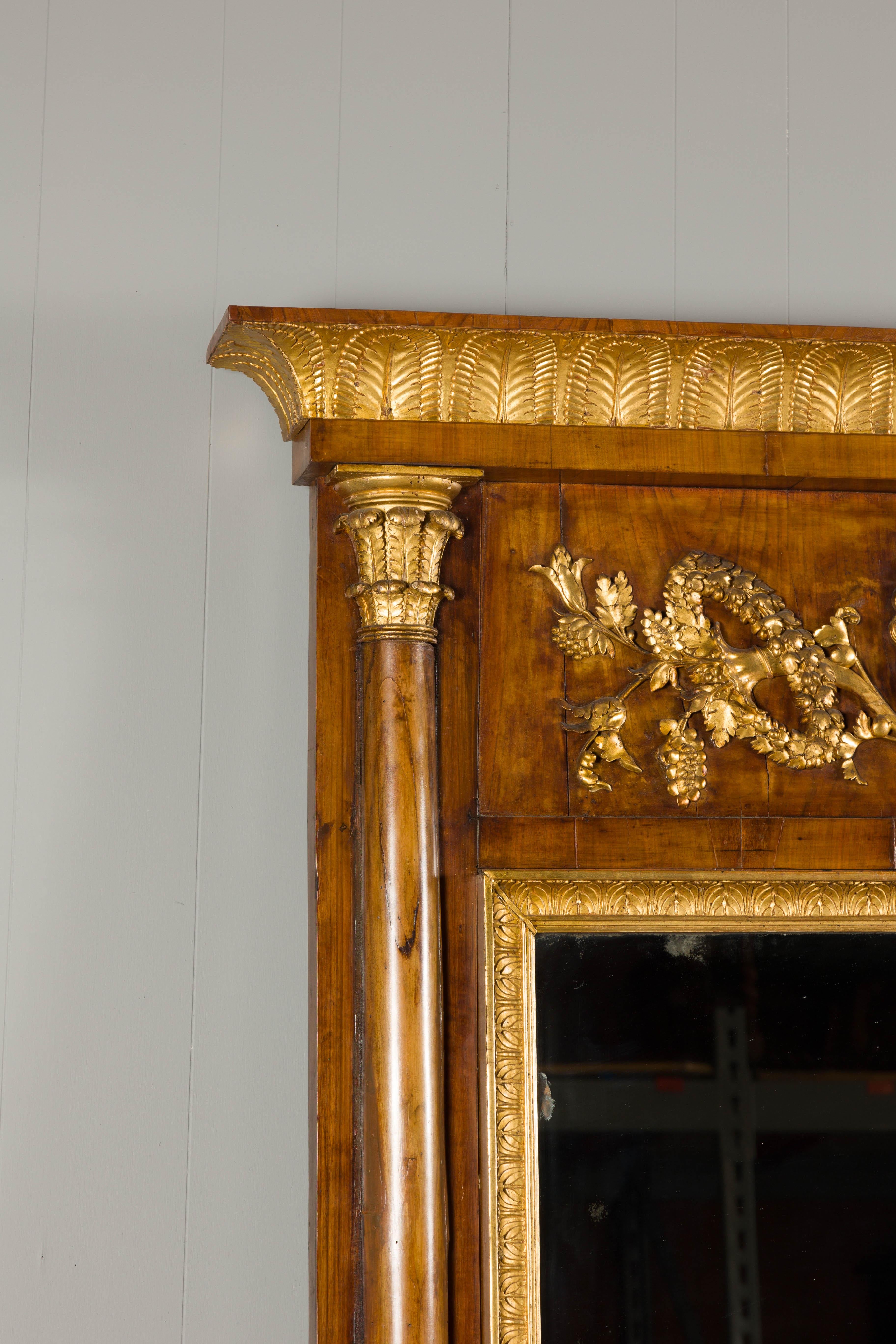 Miroir Biedermeier 19ème siècle Grand miroir en noyer avec motifs de feuillage en bois sculpté et doré en vente