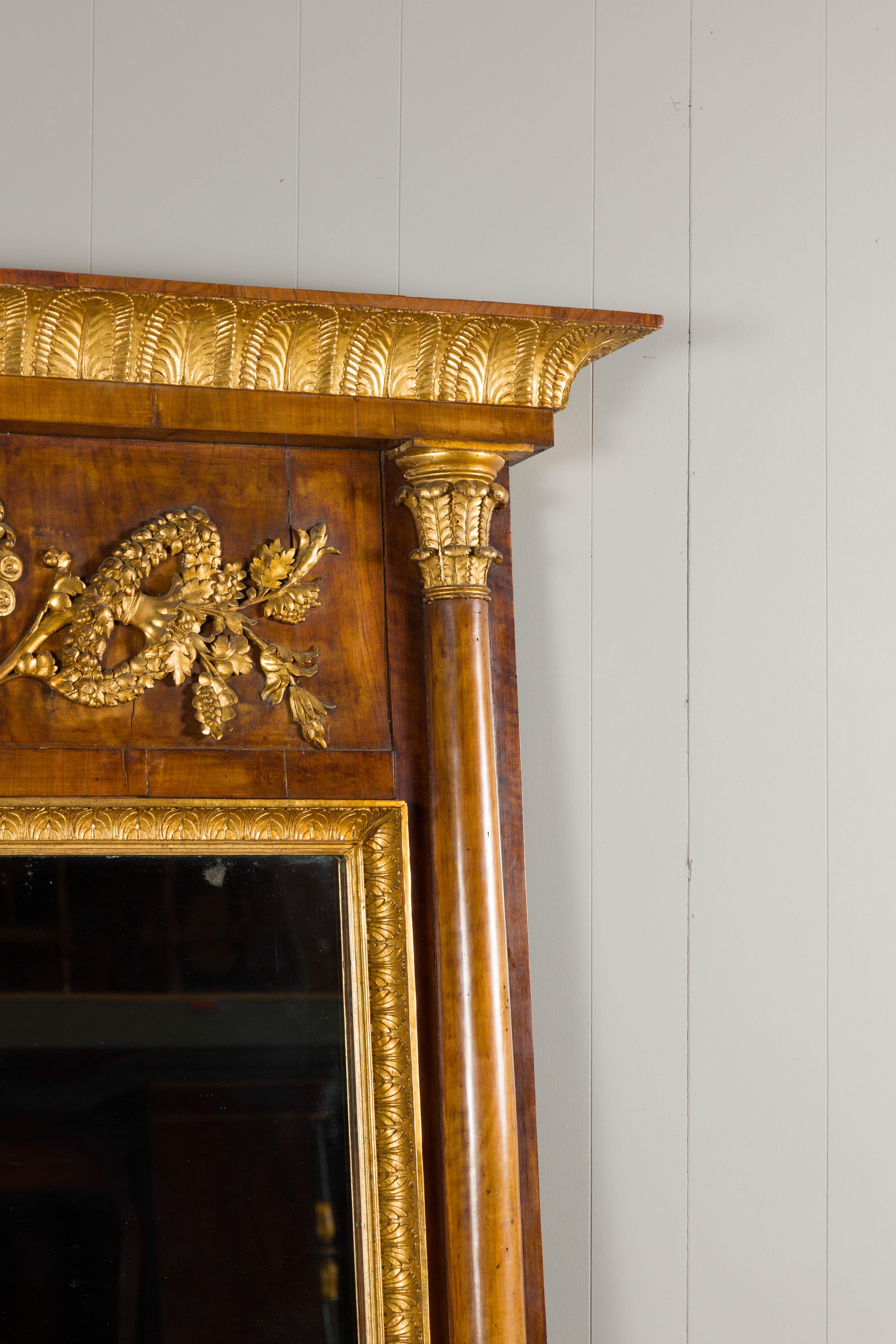 Biedermeier 19ème siècle Grand miroir en noyer avec motifs de feuillage en bois sculpté et doré en vente 1