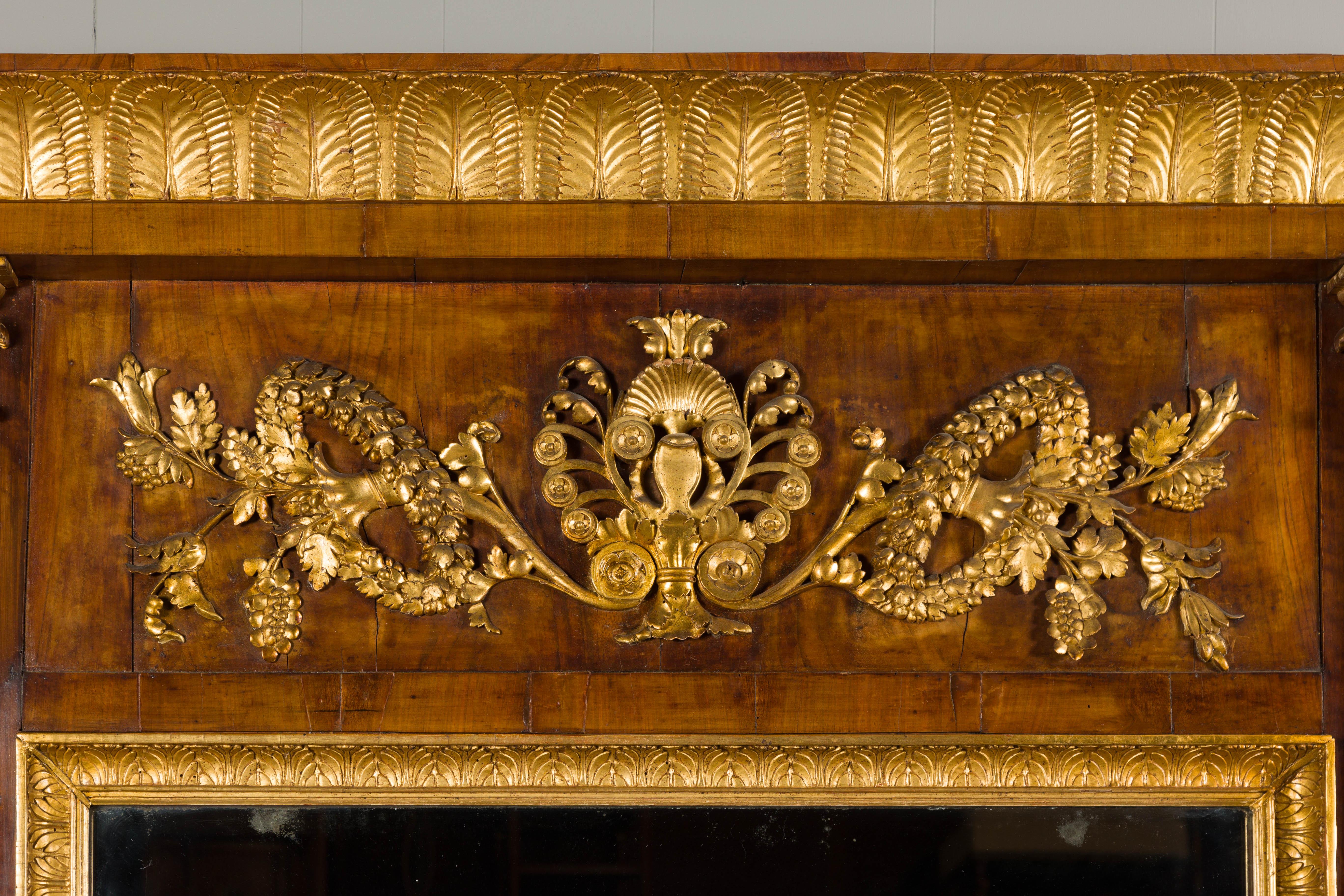 Biedermeier 19ème siècle Grand miroir en noyer avec motifs de feuillage en bois sculpté et doré en vente 2