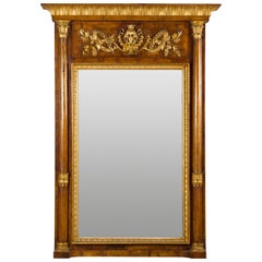 Specchio alto in noce Biedermeier del XIX secolo con motivi foliaci in legno dorato intagliato