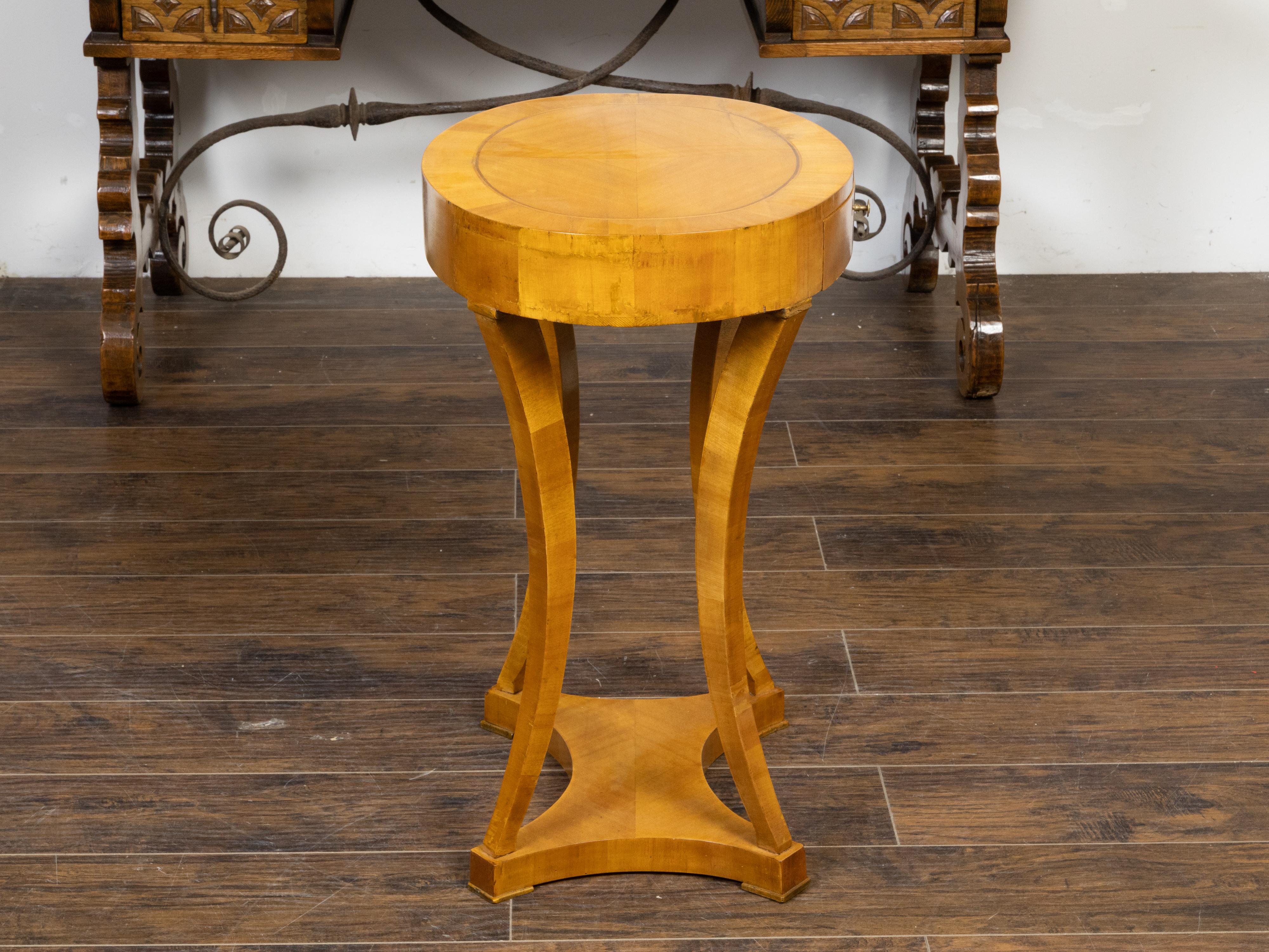 Biedermeier 19th Century Walnut Accent Table with Oval Top and Quarter Veneer In Good Condition For Sale In Atlanta, GA
