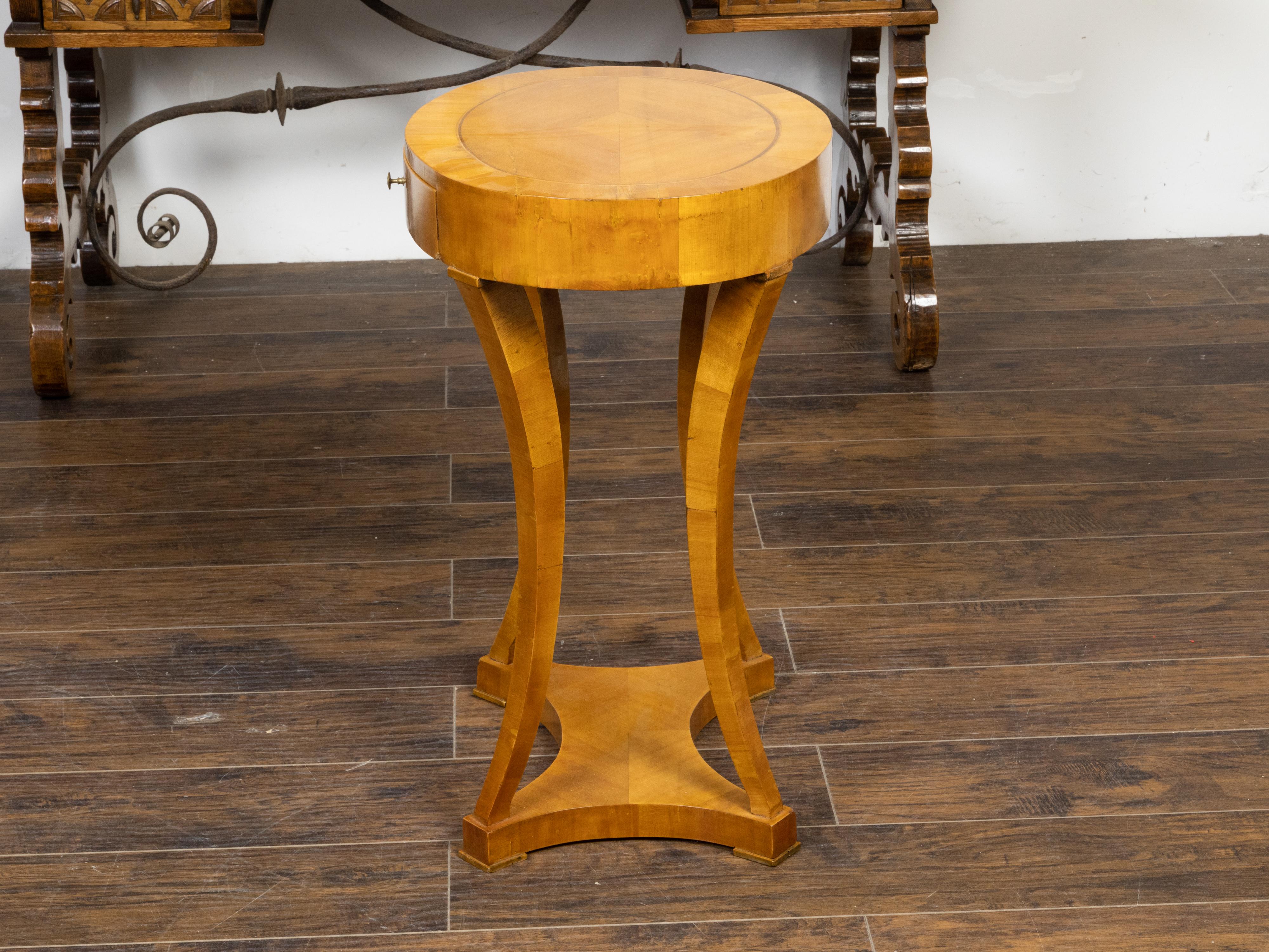 Biedermeier 19th Century Walnut Accent Table with Oval Top and Quarter Veneer For Sale 1