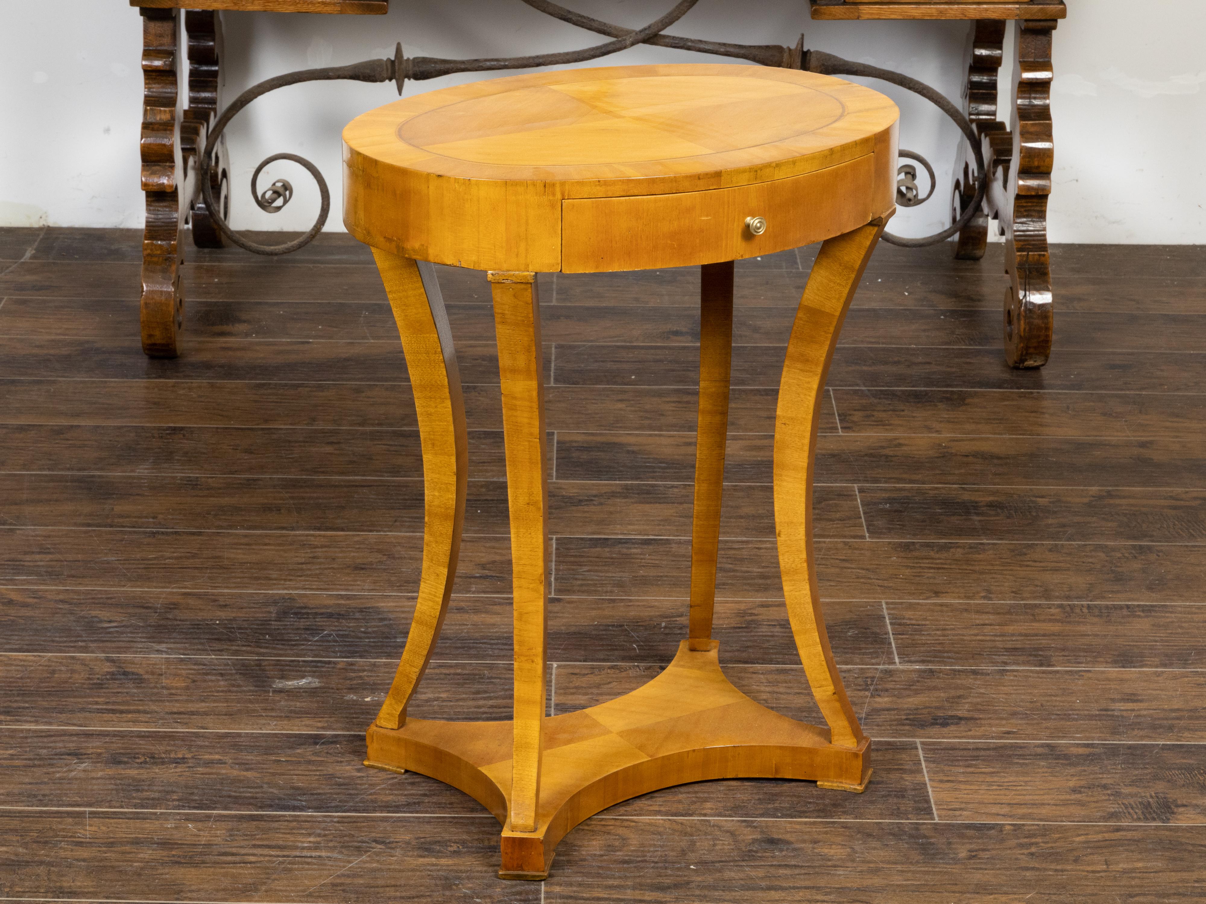 Noyer Table d'appoint Biedermeier du 19ème siècle en noyer avec plateau ovale et placage à quart de cercle en vente