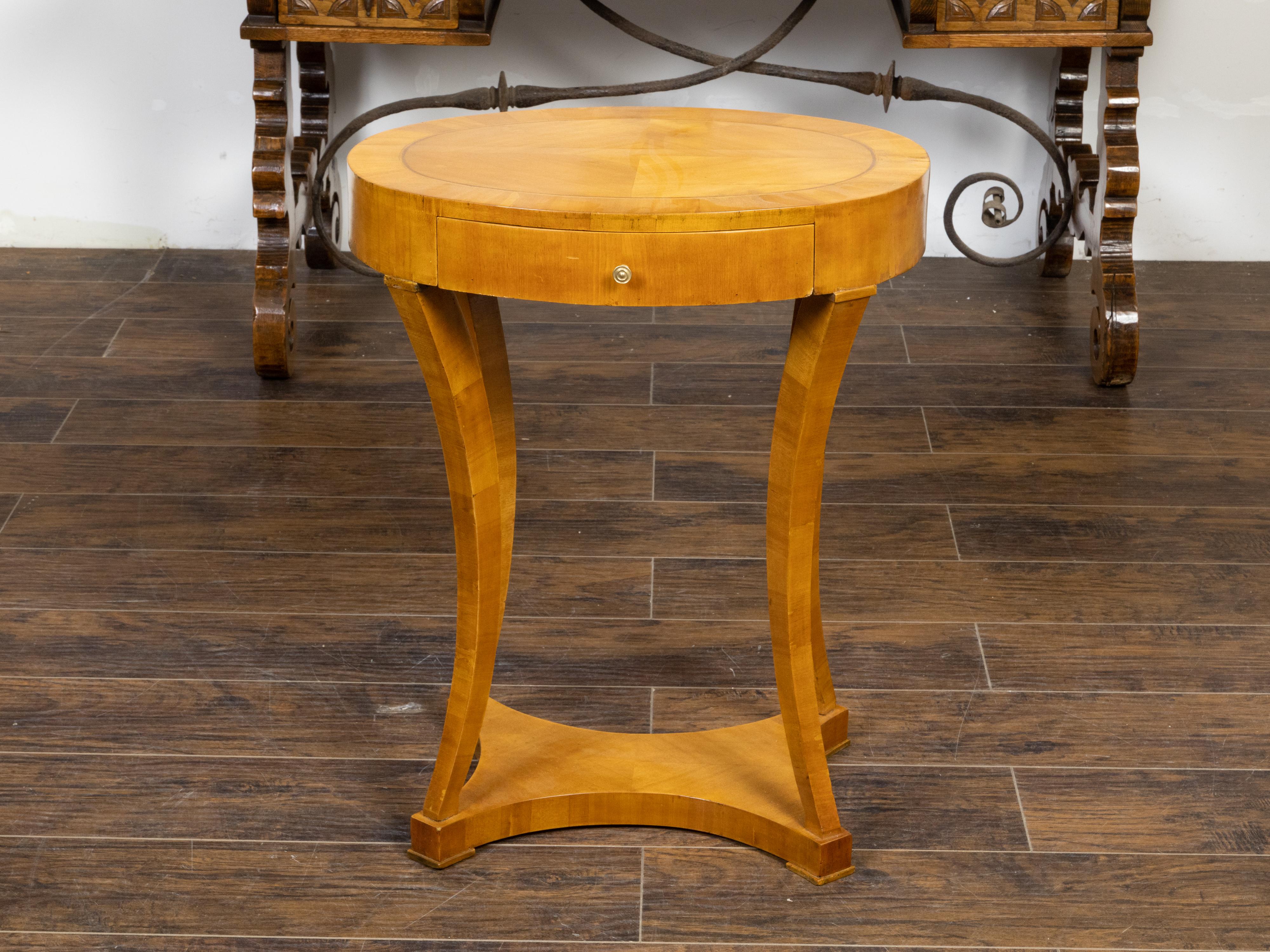 Table d'appoint Biedermeier du 19ème siècle en noyer avec plateau ovale et placage à quart de cercle en vente 1