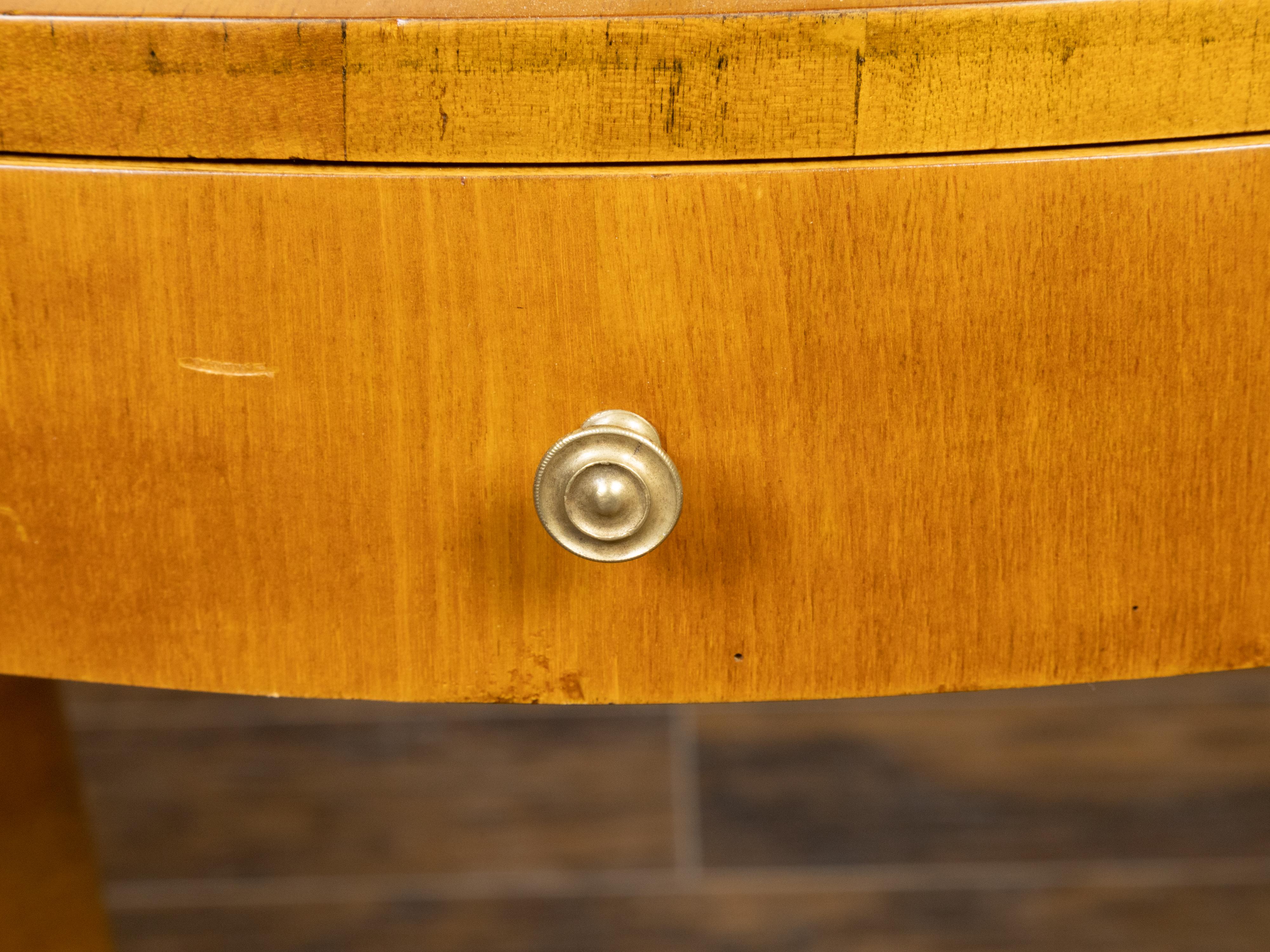 Table d'appoint Biedermeier du 19ème siècle en noyer avec plateau ovale et placage à quart de cercle en vente 2