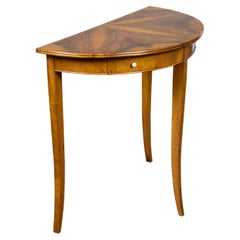 Biedermeier-Demilune-Tisch aus Nussbaumholz mit furnierter Platte und zwei Schubladen aus dem 19. Jahrhundert
