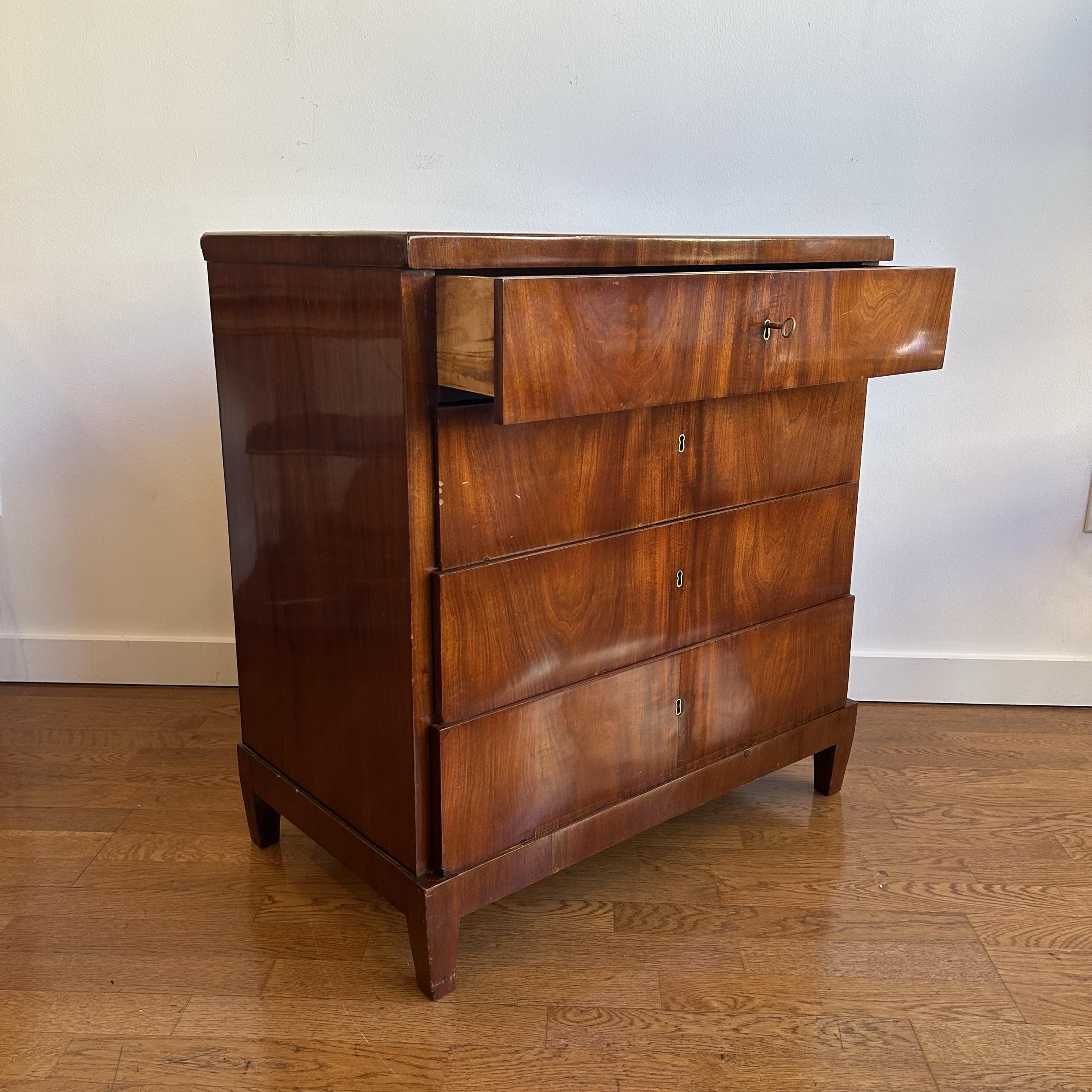 Cassettone Biedermeier in mogano con quattro cassetti, splendida finitura laccata con fori per chiavi in ottone e chiave originale. 

Venduto così com'è.

 

Misure: 
larghezza: 31