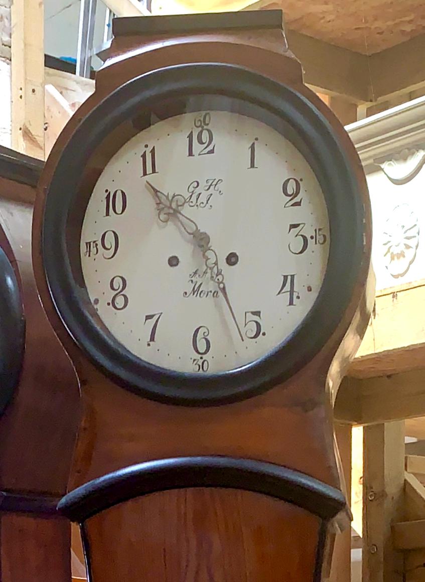 Rare Antique Swedish mora clock from mid 1800s in natural french polish finish with nice pattern inlaid detailing on the base with a great waisted shape body and a good face. Measures: 210cm.

It has the Classic extended belly of a traditional