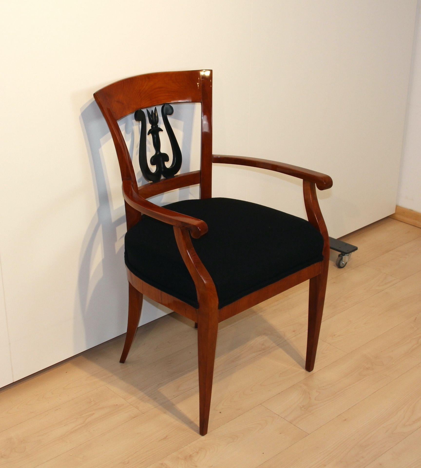 Single Biedermeier armchair in cherry wood from South Germany about 1820.
Solid cherry wood. Restored and hand polished with shellac. Backrest with floral ebonized lyre decoration 
Newly upholstered with black textured fabric.
Dimensions: H 86 cm