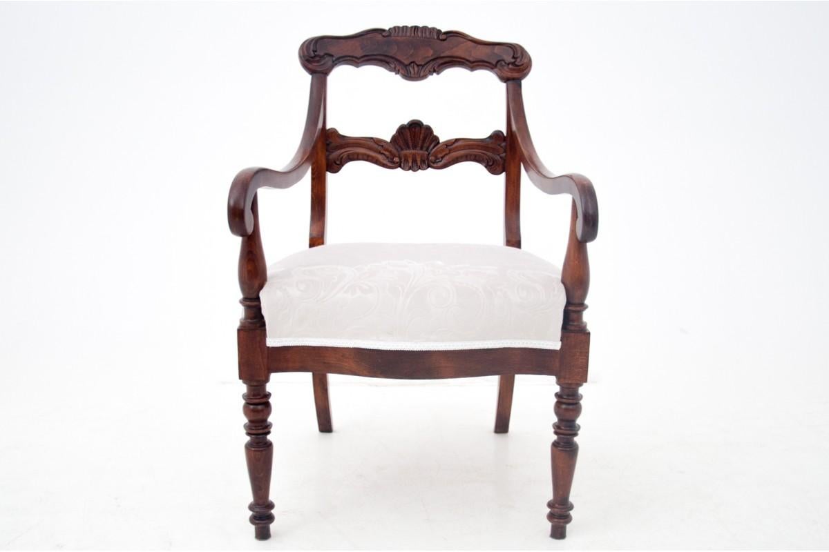 Biedermeier-Sessel, Westeuropa, um 1860.
Die Möbel sind in einem sehr guten Zustand, nach einer professionellen Renovierung wurden die Sitzfläche und die Rückenlehne mit einem neuen Samtstoff bezogen.

Abmessungen: Höhe 90 cm, Höhe des Sitzes. 45