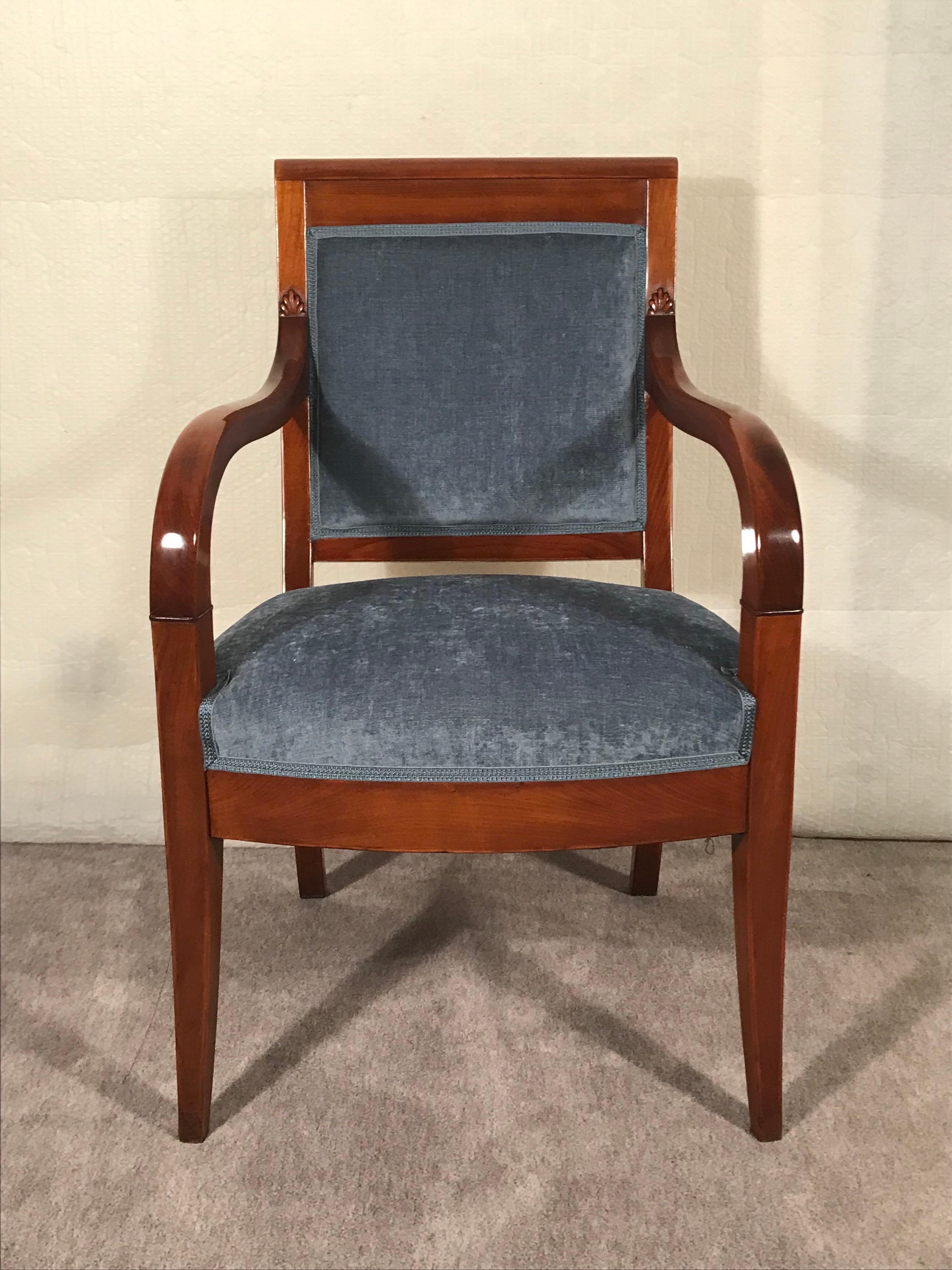 Entdecken Sie eine atemberaubende  Biedermeier-Sessel, der zeitlose Eleganz ausstrahlt und um 1820 aus Süddeutschland stammt. Dieser exquisite Sessel besticht durch sein schönes Kirschbaumfurnier, das ihm einen besonderen Charme verleiht.  Der mit