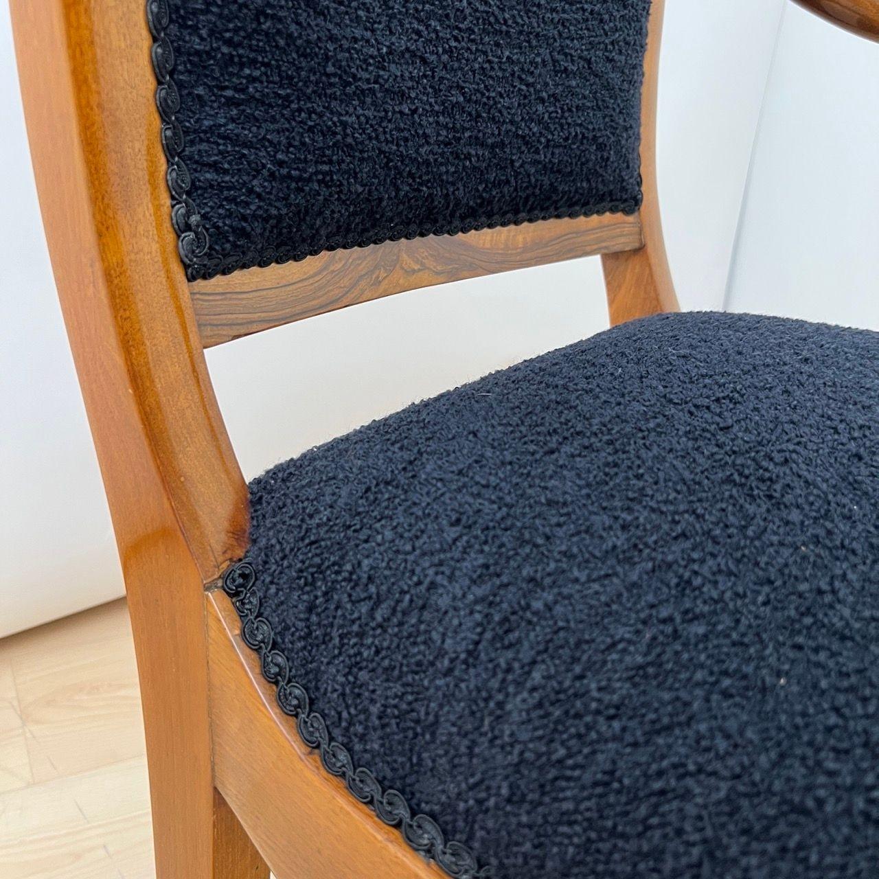 Biedermeier Sessel, Nussbaum, schwarzer Boucle, Süddeutschland um 1835 im Angebot 5