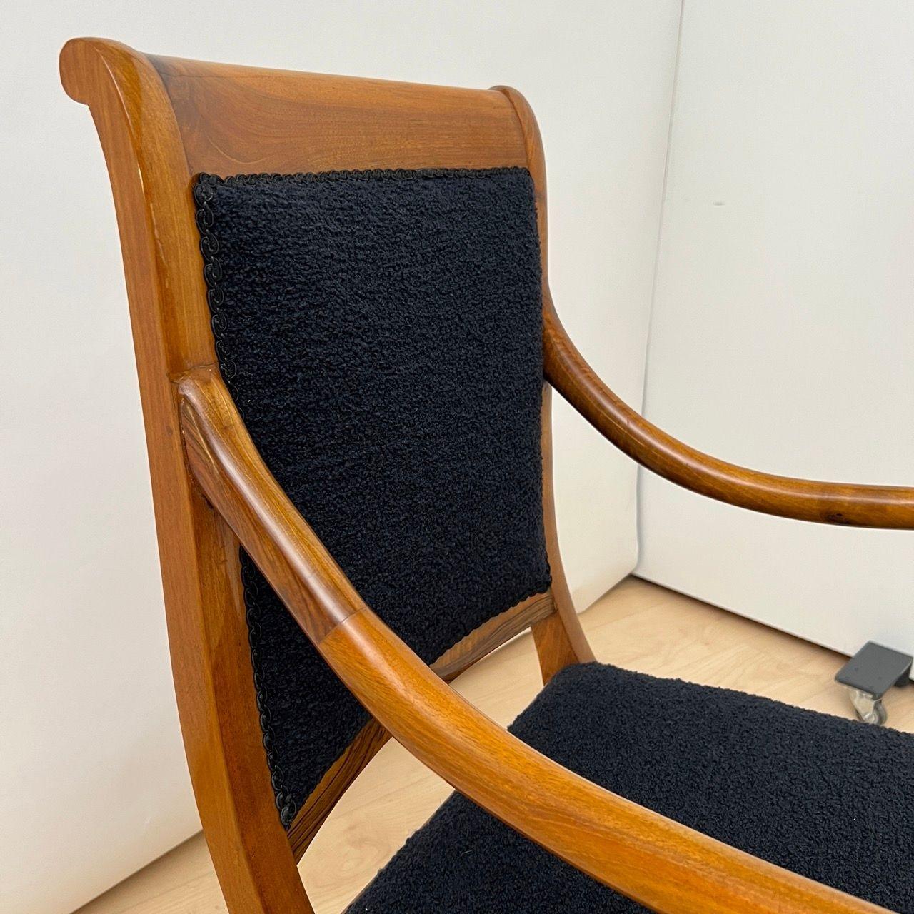 Biedermeier Sessel, Nussbaum, schwarzer Boucle, Süddeutschland um 1835 im Angebot 6