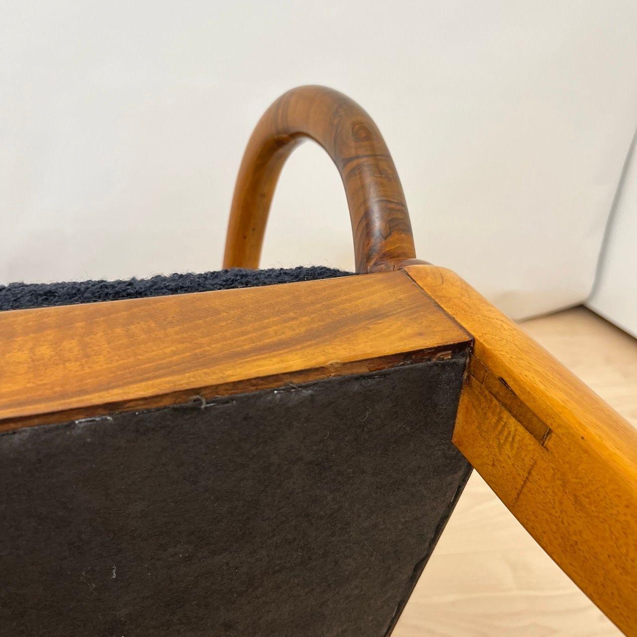 Biedermeier Sessel, Nussbaum, schwarzer Boucle, Süddeutschland um 1835 im Angebot 11