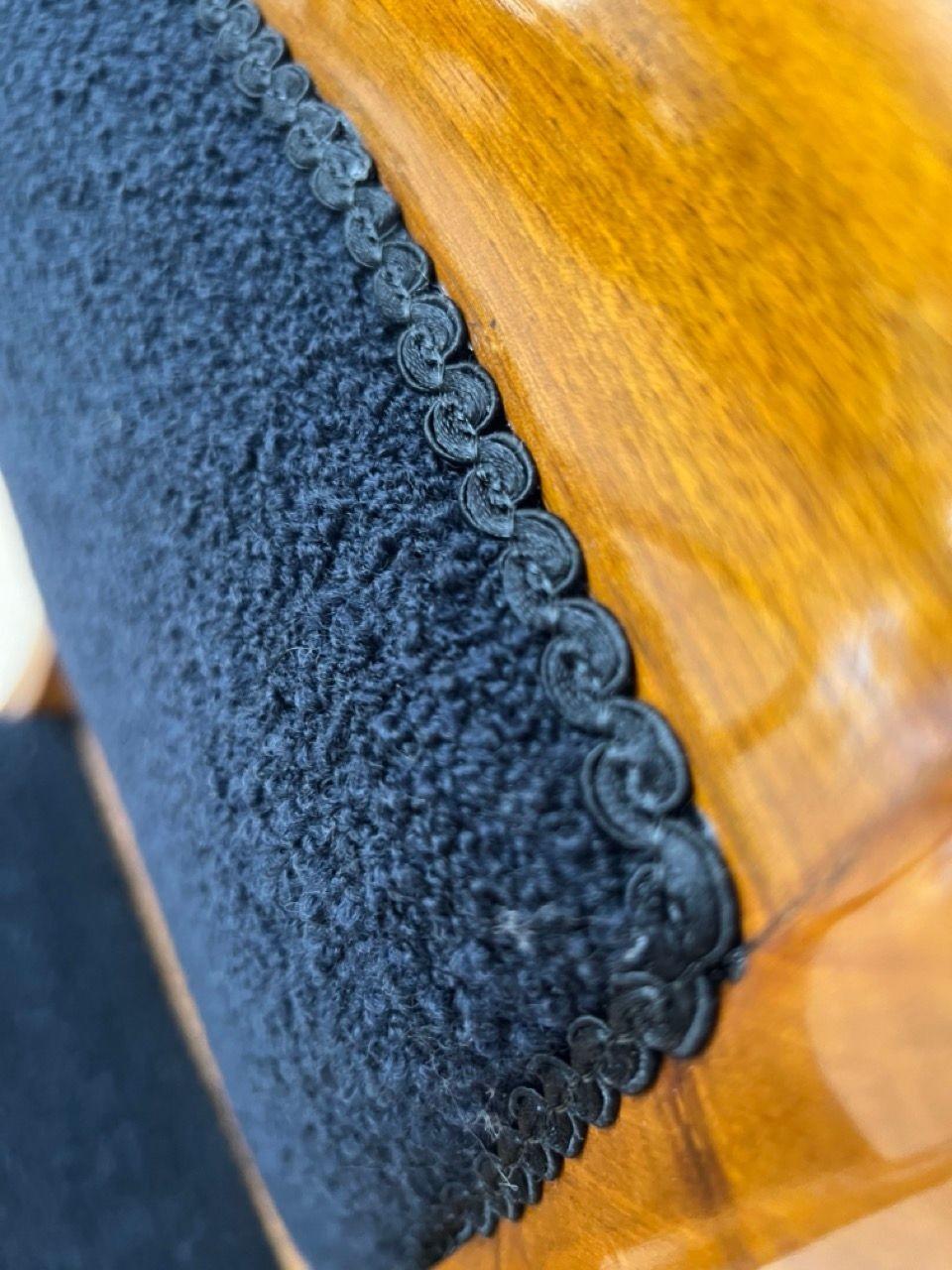 Biedermeier Sessel, Nussbaum, schwarzer Boucle, Süddeutschland um 1835 im Angebot 12