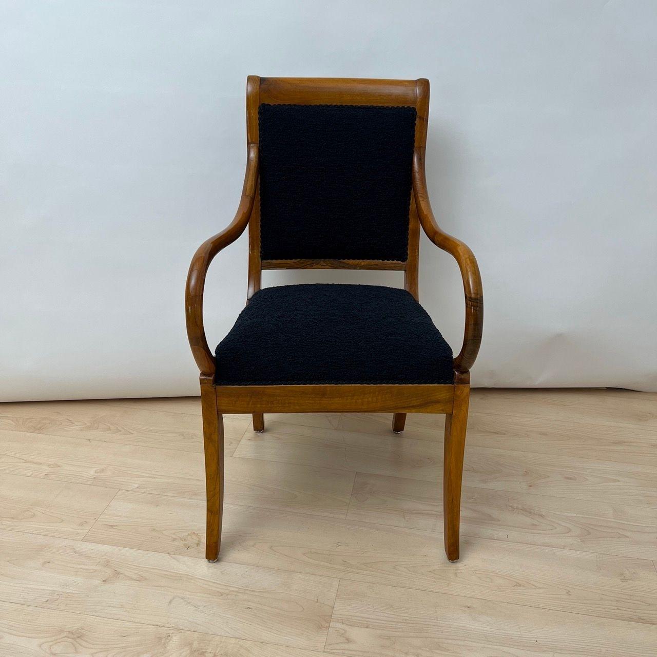 Biedermeier Sessel, Nussbaum, schwarzer Boucle, Süddeutschland um 1835 (Deutsch) im Angebot