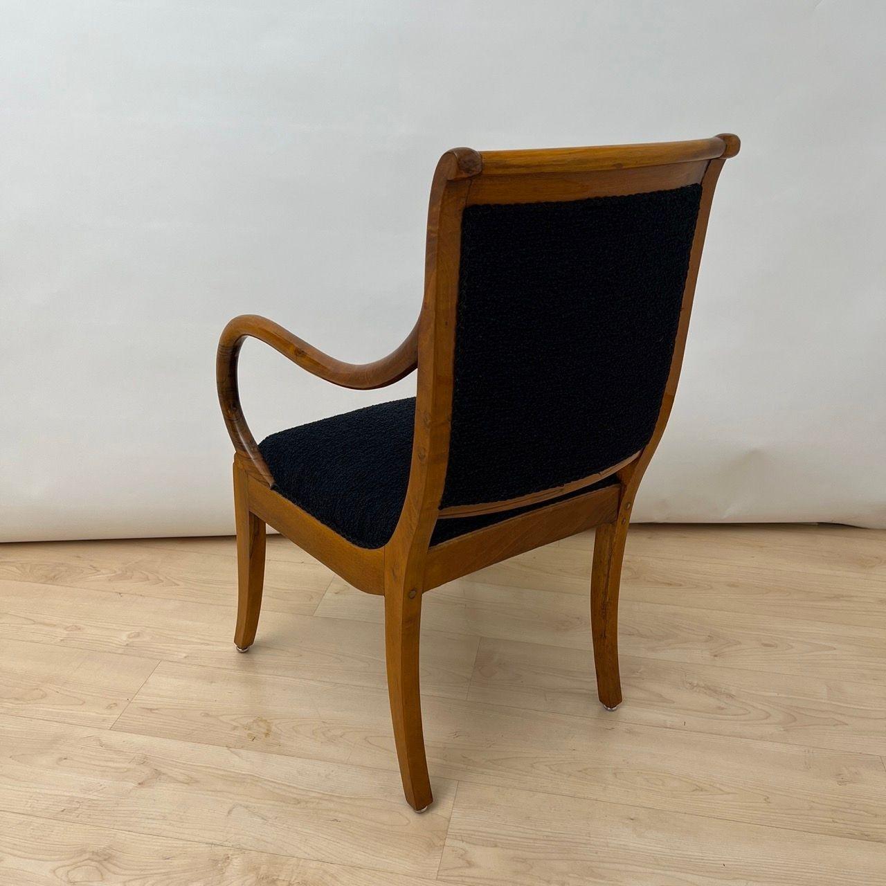 Biedermeier Sessel, Nussbaum, schwarzer Boucle, Süddeutschland um 1835 (Poliert) im Angebot