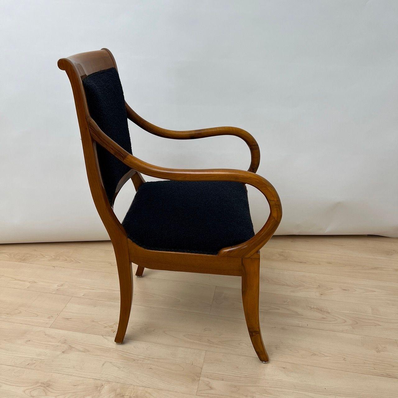 Biedermeier Sessel, Nussbaum, schwarzer Boucle, Süddeutschland um 1835 im Zustand „Gut“ im Angebot in Regensburg, DE