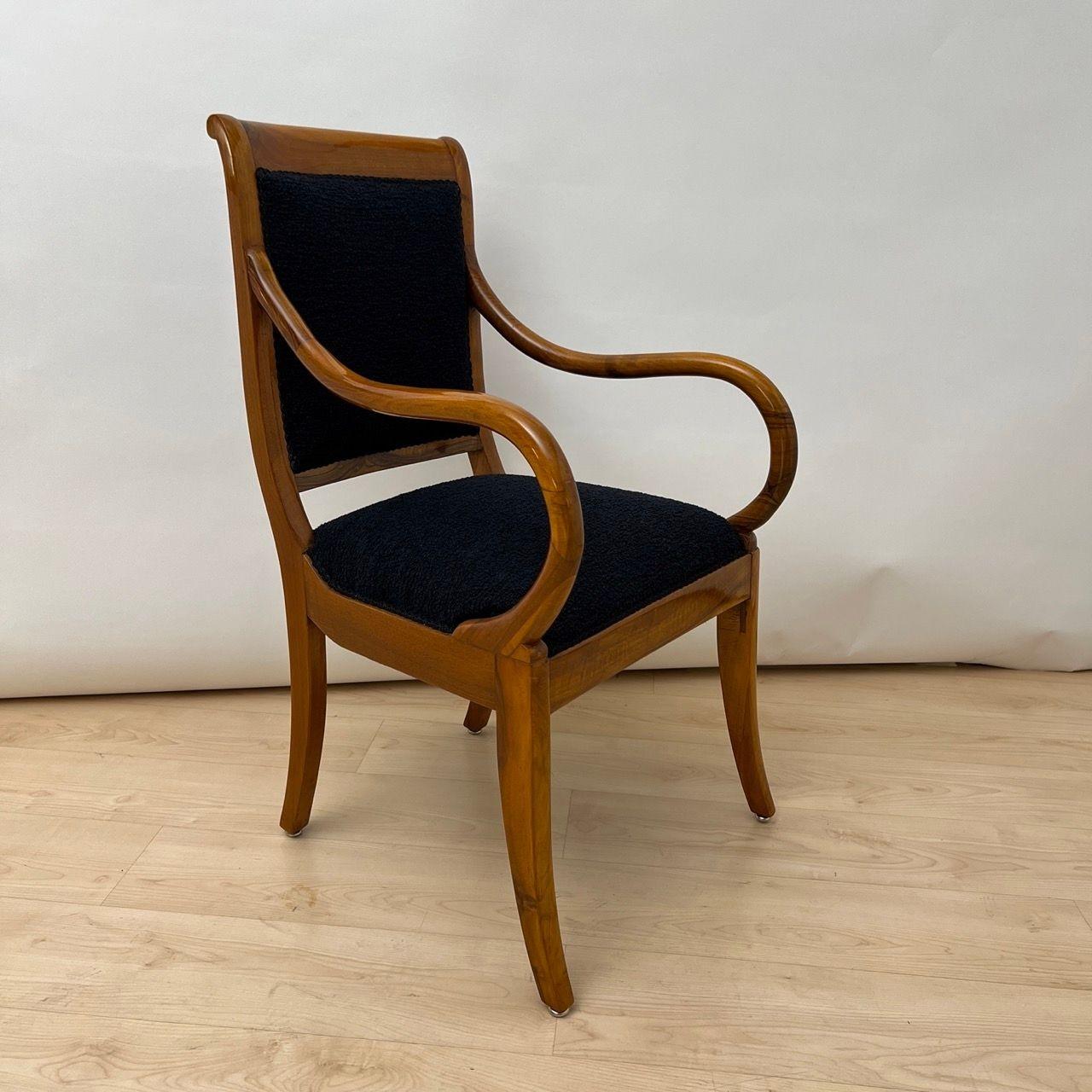 Biedermeier Sessel, Nussbaum, schwarzer Boucle, Süddeutschland um 1835 (Mitte des 20. Jahrhunderts) im Angebot