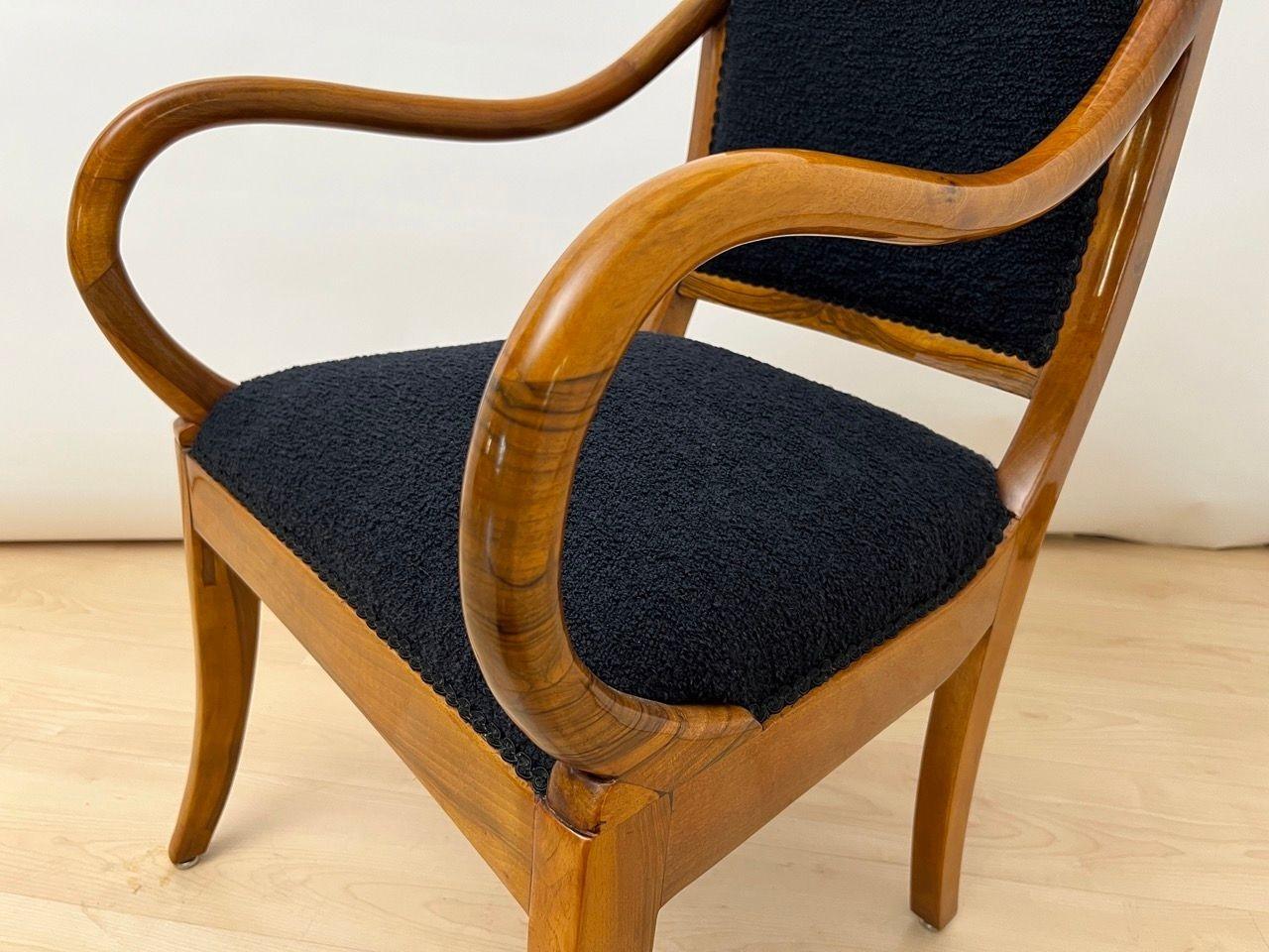 Biedermeier Sessel, Nussbaum, schwarzer Boucle, Süddeutschland um 1835 im Angebot 1