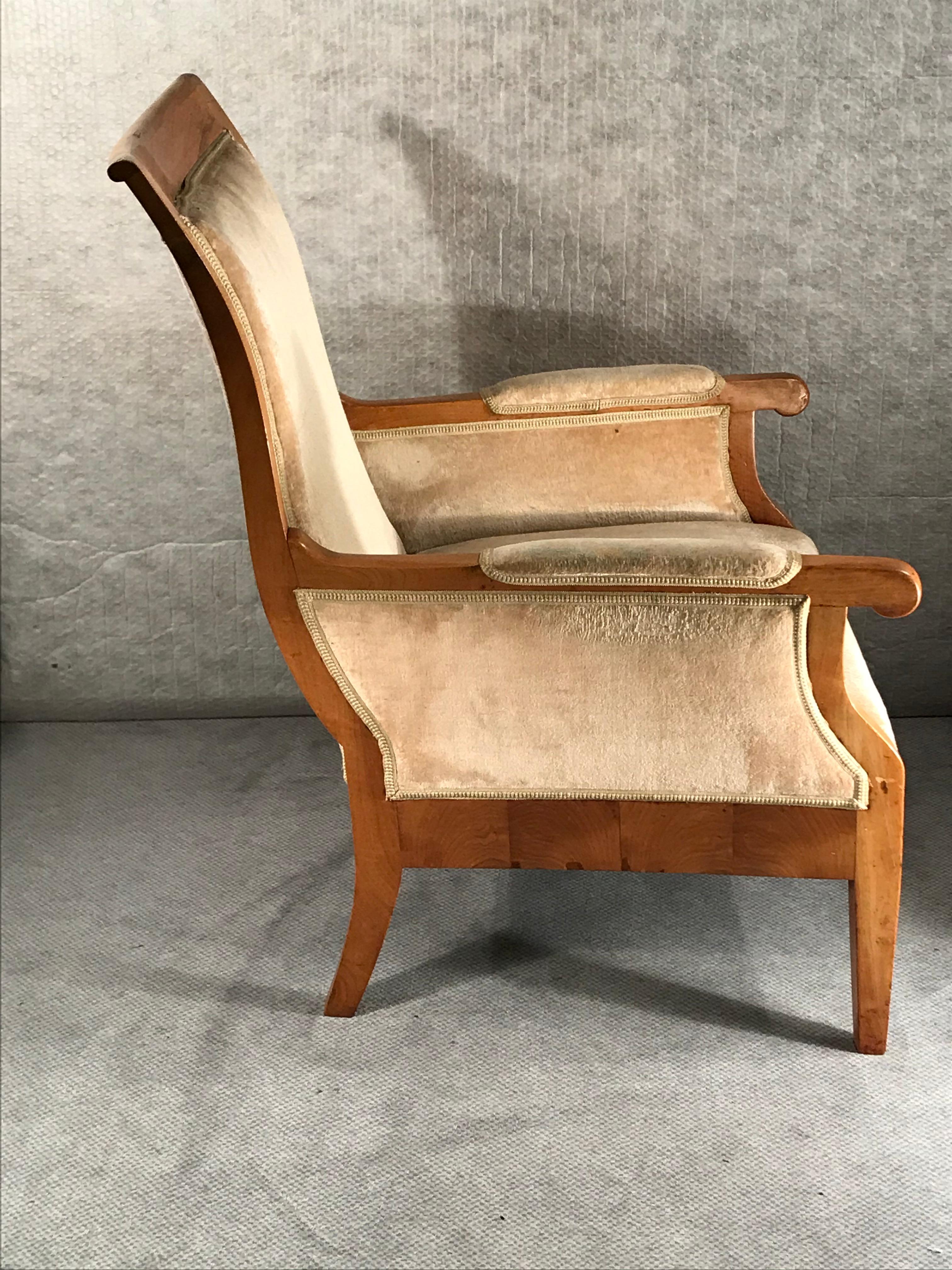 Biedermeier armchair with ottoman, South Germany, 1820. Very comfortable armchair with walnut veneer frame and matching ottoman. The size of the ottoman is: 22.83 x 16.92 x 16.92 inches (58 x 43 x 43 cm).
The chair is in original condition. The
