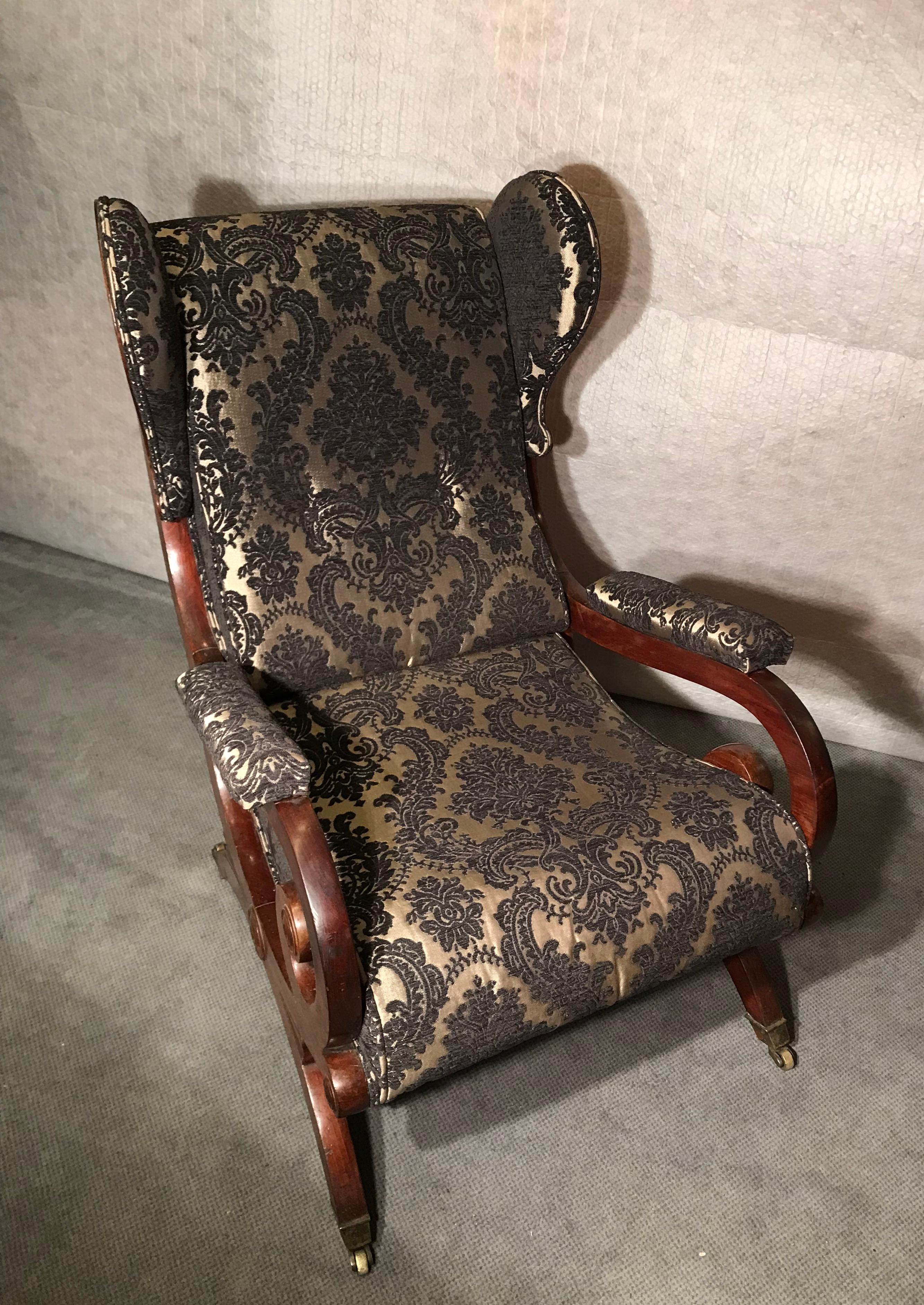 Biedermeier Armchair, attributed to Karl Friedrich Schinkel 1825-30.
This very comfortable armchair dates back to 1825-30, it comes from Berlin and can be attributed to Karl Friedrich Schinkel. The mahogany sleigh back wing chair with open scroll