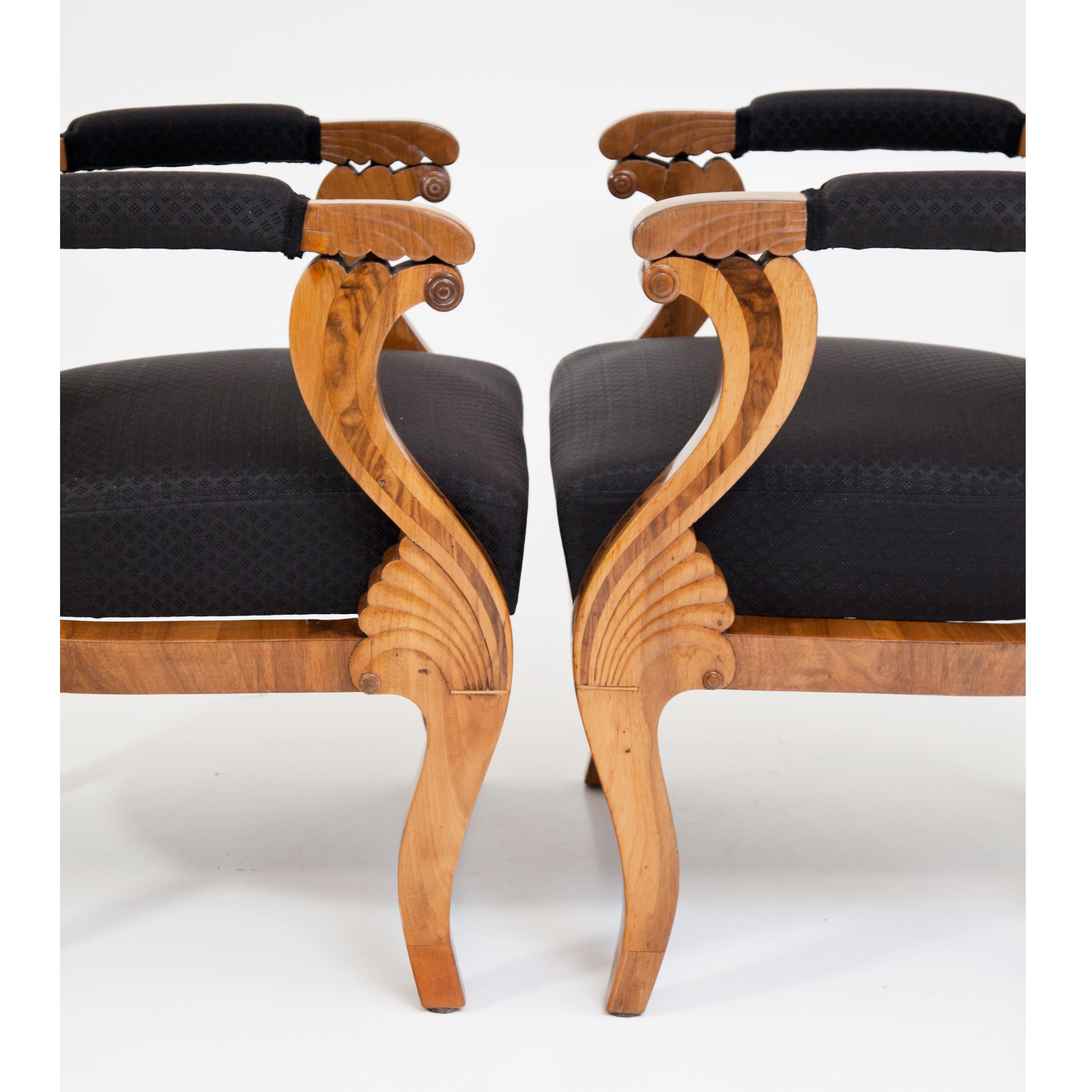 Pair of Biedermeier armchairs with upholstered seats, back- and armrests. These rest on fan-shaped elements, veneered in walnut or walnut root.