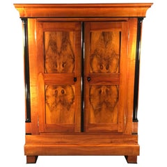 Armario o ropero Biedermeier, Sur de Alemania, 1820, chapado de nogal y cerezo