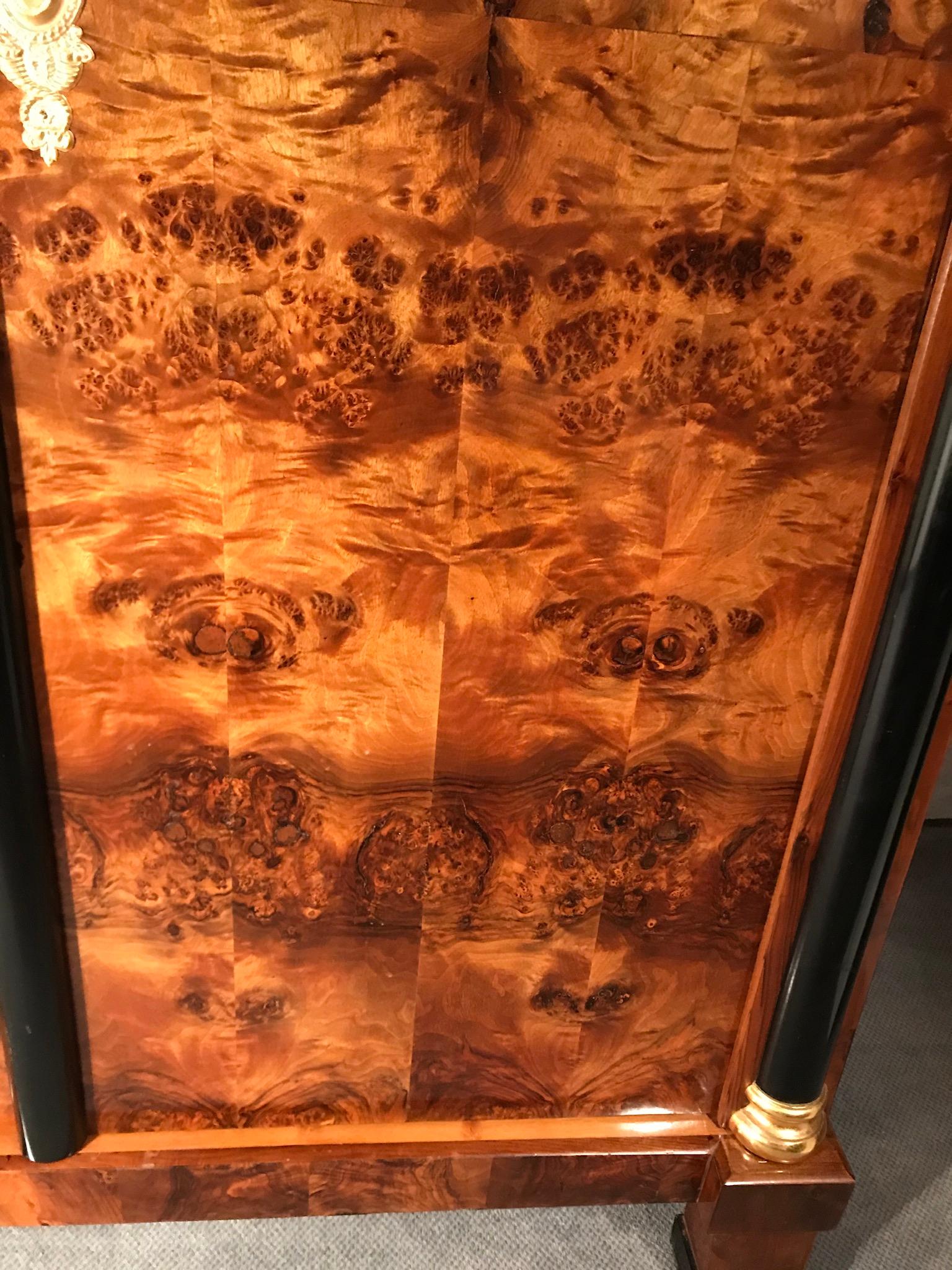 Armario Biedermeier de raíz de nogal, Viena, 1820 en venta 1