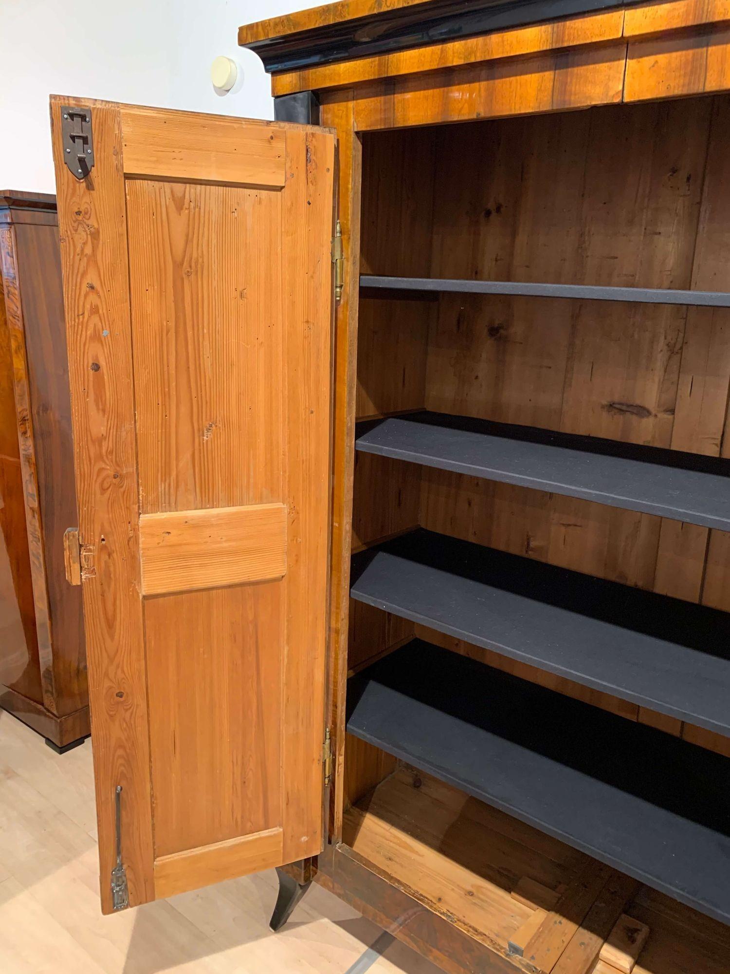 Biedermeier Armoire, Walnut and Birch Roots Veneer, South Germany, circa 1820 11