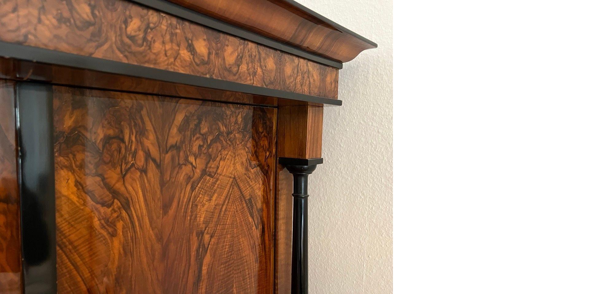 Armoire Biedermeier, impiallacciato in noce e colonne piene, Austria, 1820 circa in vendita 2