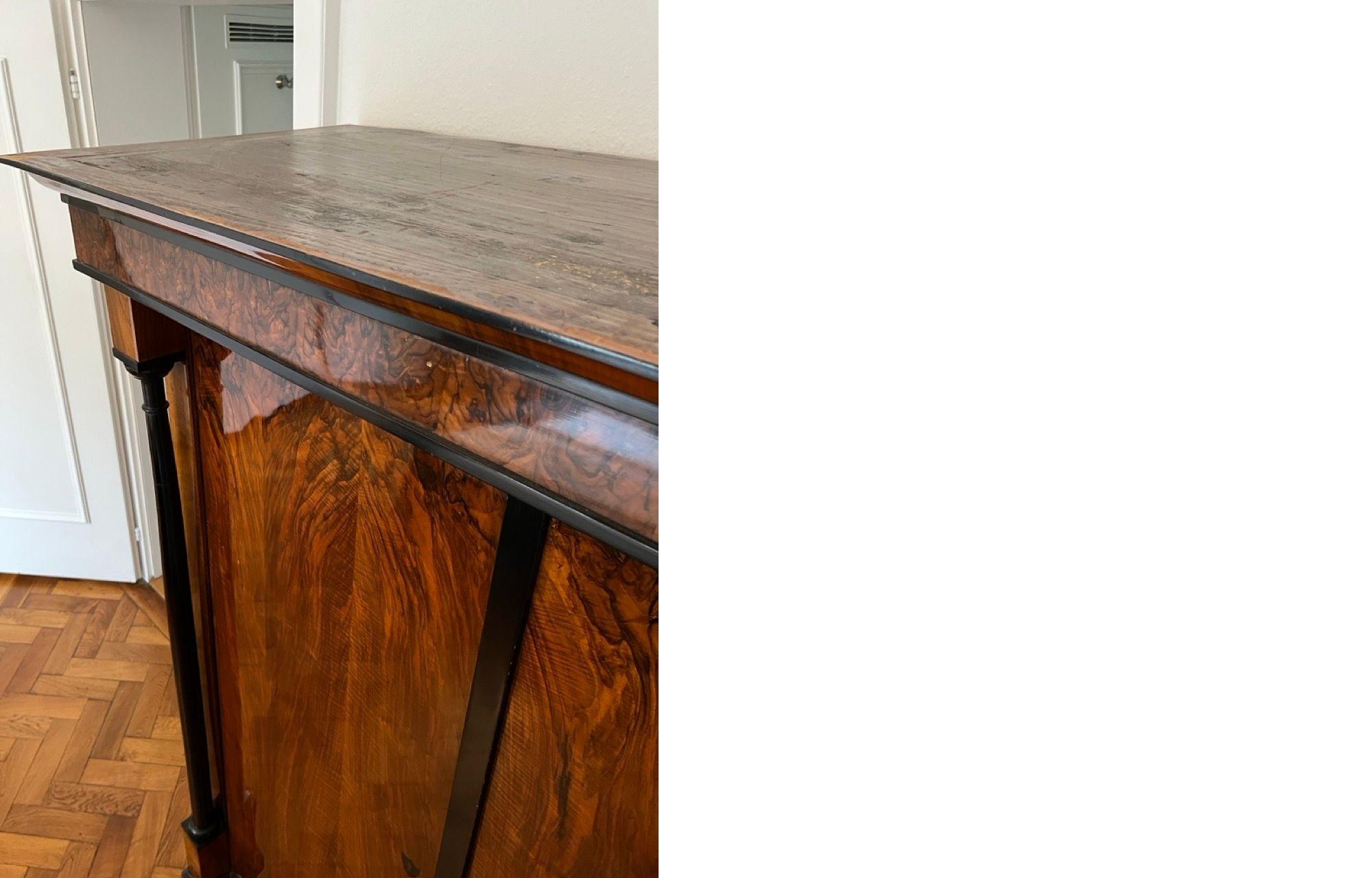 Armoire Biedermeier, impiallacciato in noce e colonne piene, Austria, 1820 circa in vendita 3