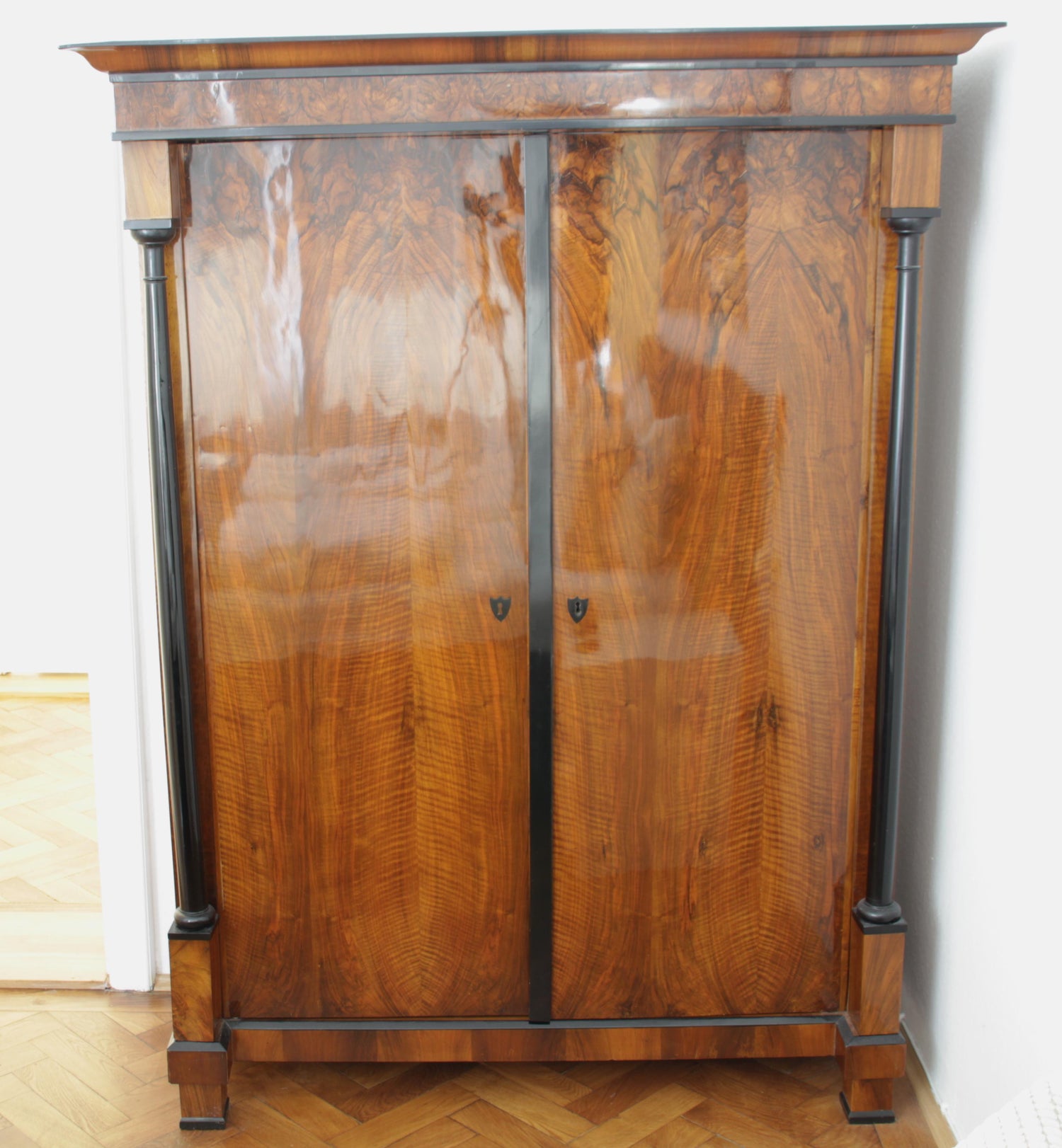 Biedermeier Armoire Walnut Veneer And Full Columns Austria Circa